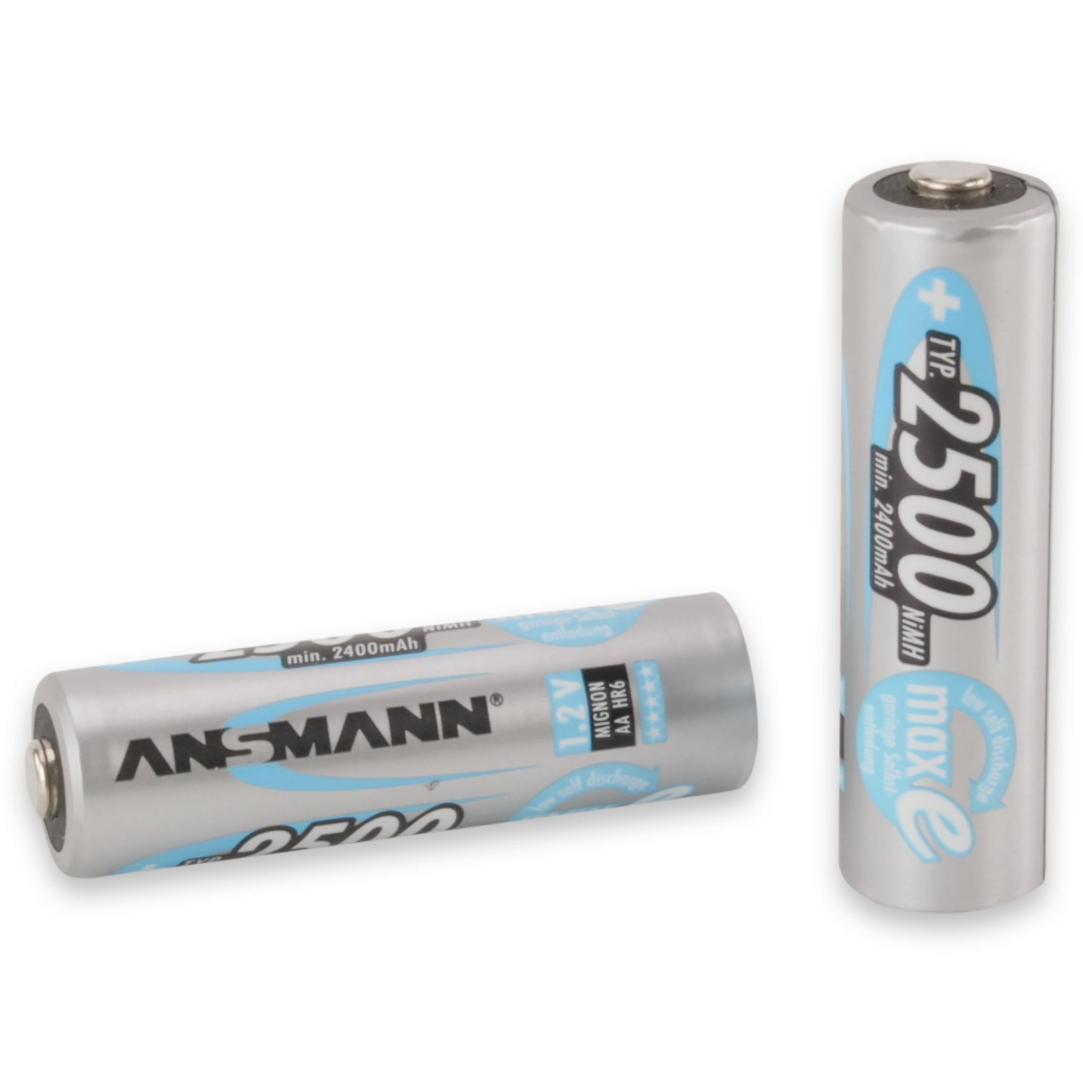 Zwei AA-Batterien, eine liegend und die andere stehend. Die Batterien haben blaue und silberne Farben.