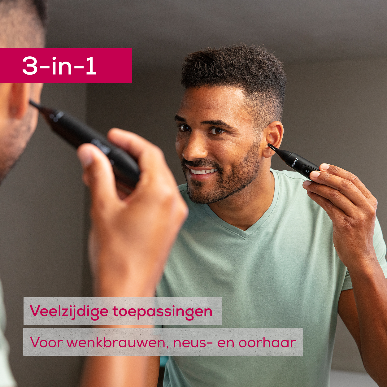 Een man die in de spiegel kijkt, met een zwart verzorgingsapparaat op zijn oor en wenkbrauw.