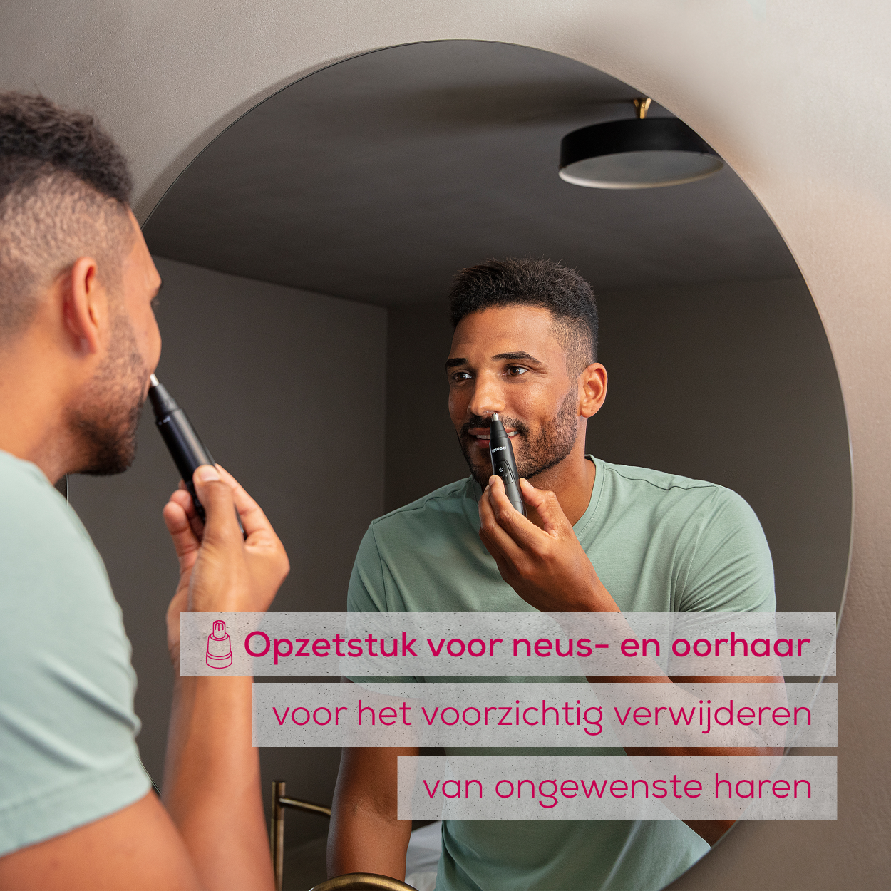 Man in spiegel trimt neushaar met klein apparaat. Tekst over neus- en oorhaar.