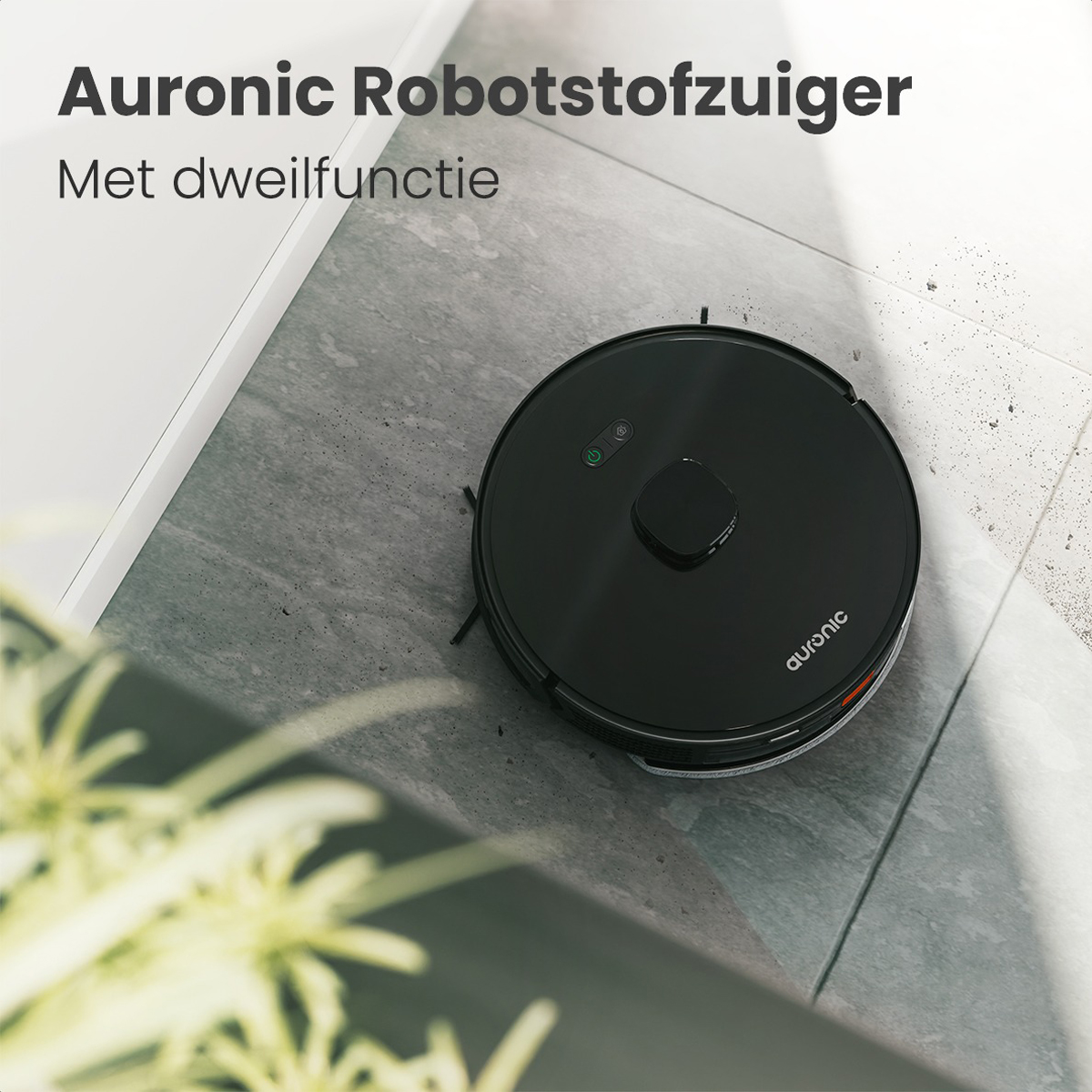 Schwarzer Roboterstaubsauger auf Fliesenboden. Text: Auronic Robotstofzuiger Met dweillfunctie.