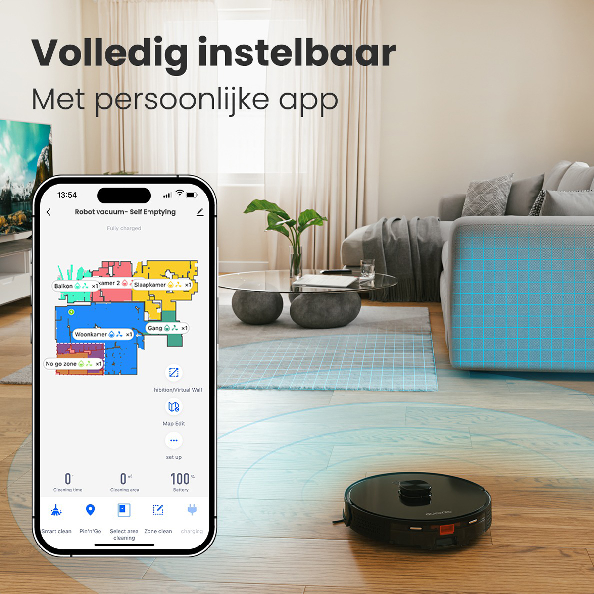 Telefoon toont kaart van robotstofzuiger. Robotstofzuiger staat op de vloer. Woonkamer op de achtergrond.