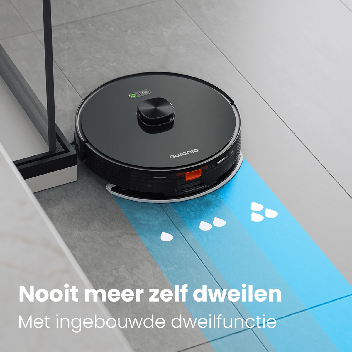 Zwarte robotstofzuiger die tegelvloer schoonmaakt. Blauw schoonmaakpad zichtbaar. Tekst: Nooit meer zelf dweilen.