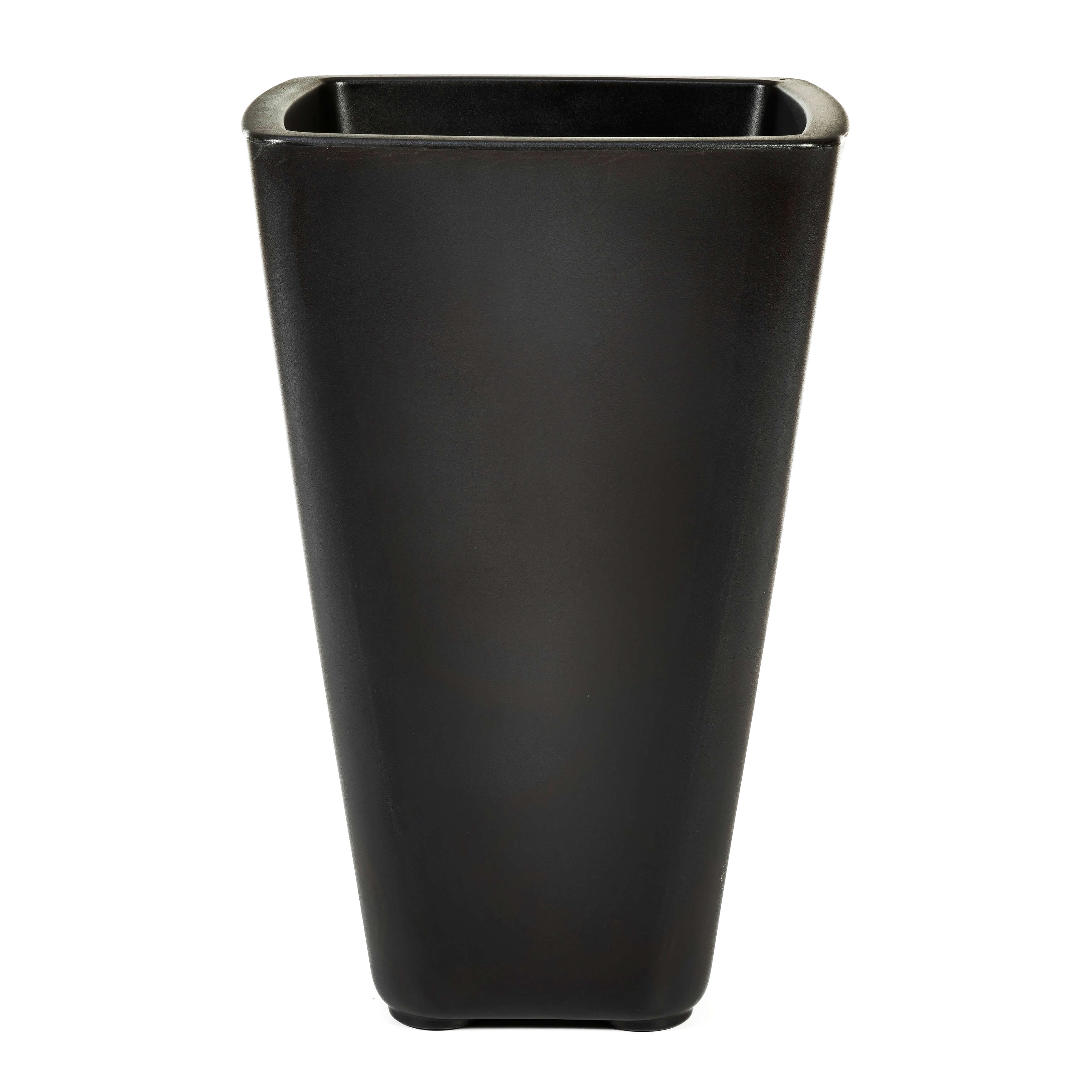 Eine schwarze, quadratische Vase mit trapezförmiger Gestalt. Sie ist leer und steht auf weißem Hintergrund.