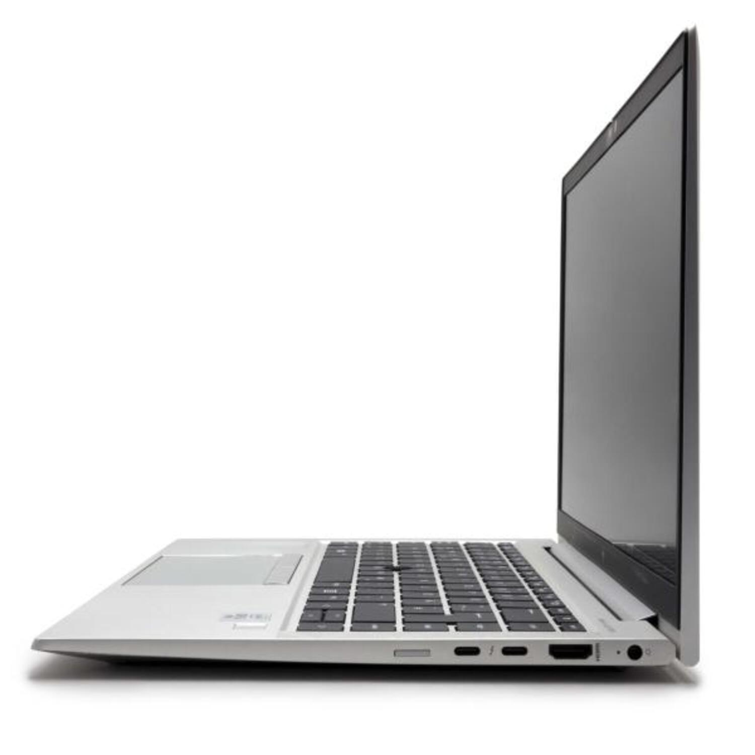 Silberner Laptop ist auf einer weißen Oberfläche geöffnet, Seitenansicht.