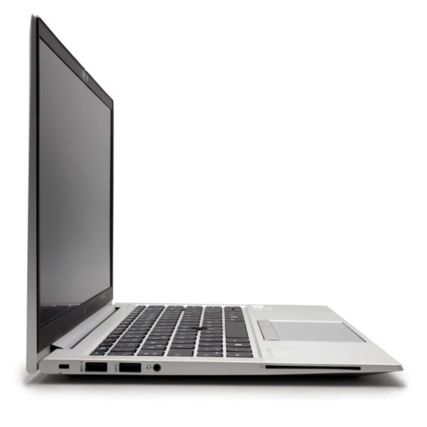 Silberner Laptop auf weißer Oberfläche. Der Bildschirm ist schwarz, die Tastatur sichtbar.