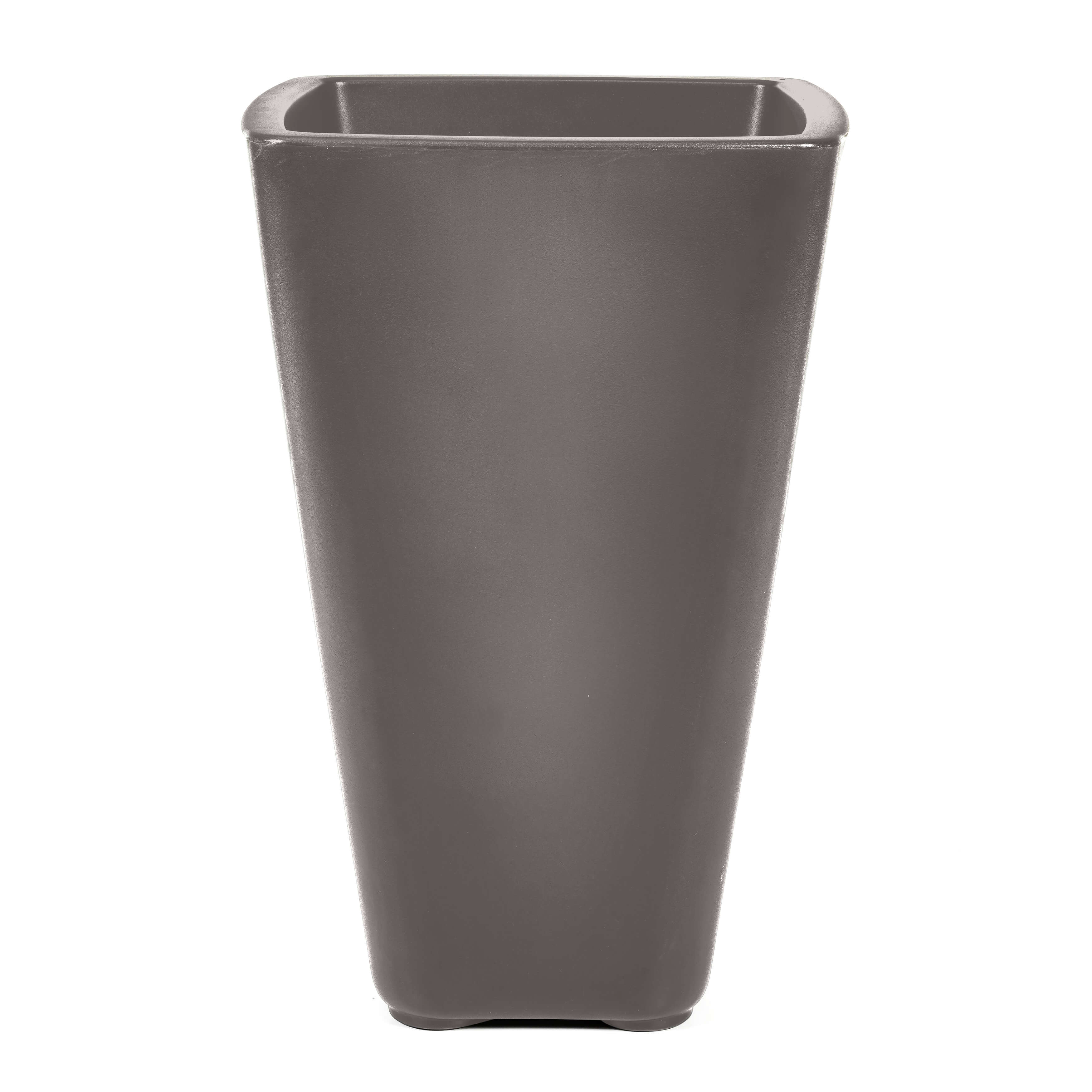 Hohe, graue Vase mit quadratischer Oberseite und konischer Form, isoliert auf weißem Hintergrund.