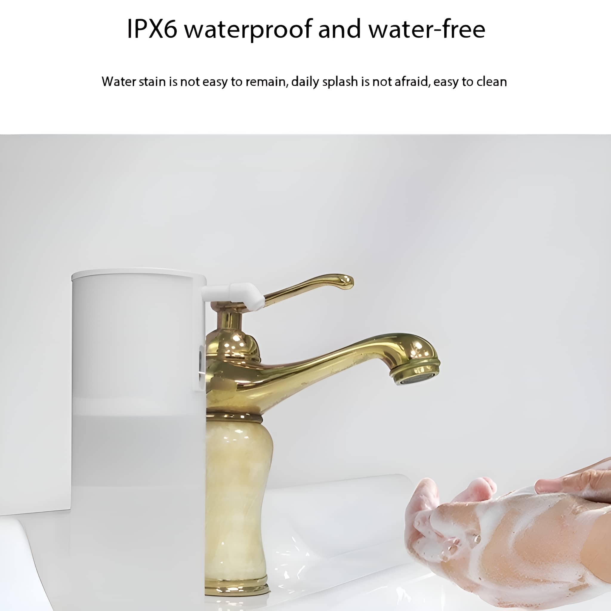 Weißer und goldener Wasserhahn mit fließendem Wasser. Eine Hand ist sichtbar.