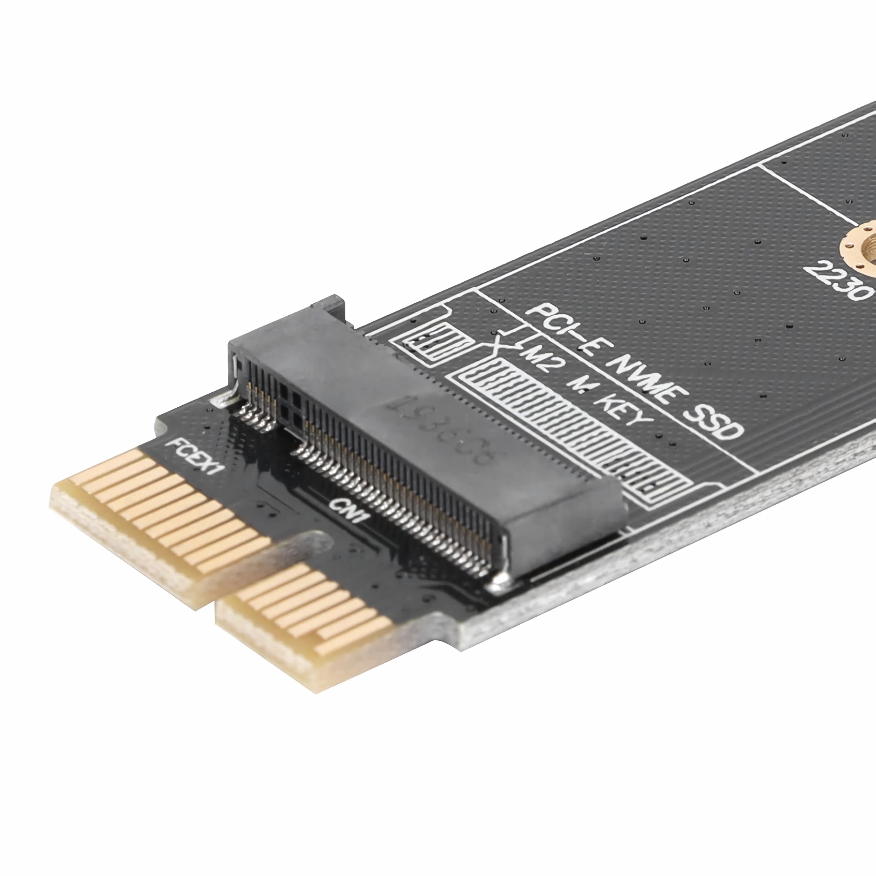 Nahaufnahme einer schwarzen PCI-E NVMe SSD-Karte mit Anschluss und Beschriftung auf weißem Hintergrund.