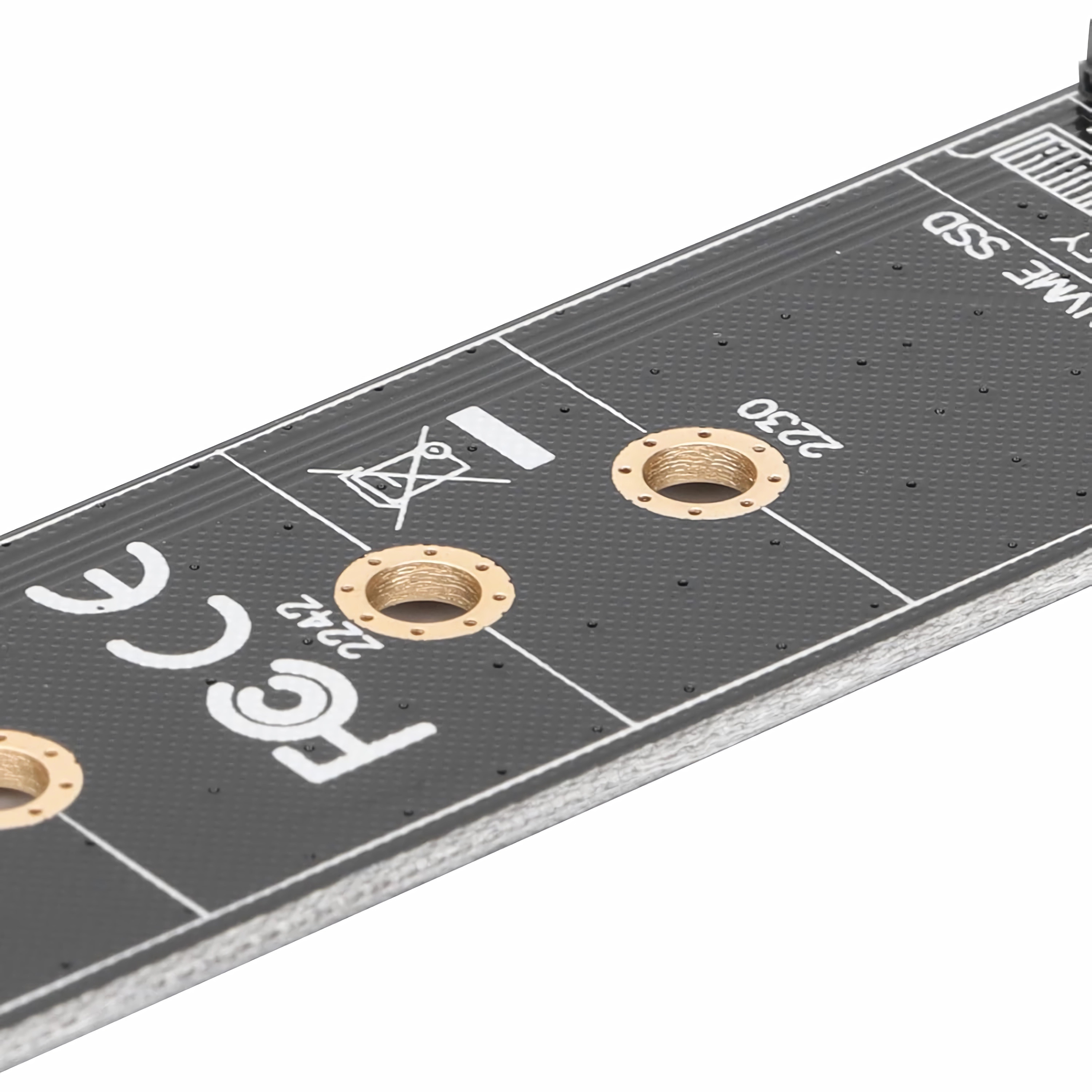 Eine schwarze Leiterplatte mit goldenen Löchern. Text enthält 'NVME SSD', '2230', '2242' und 'FCC CE'.