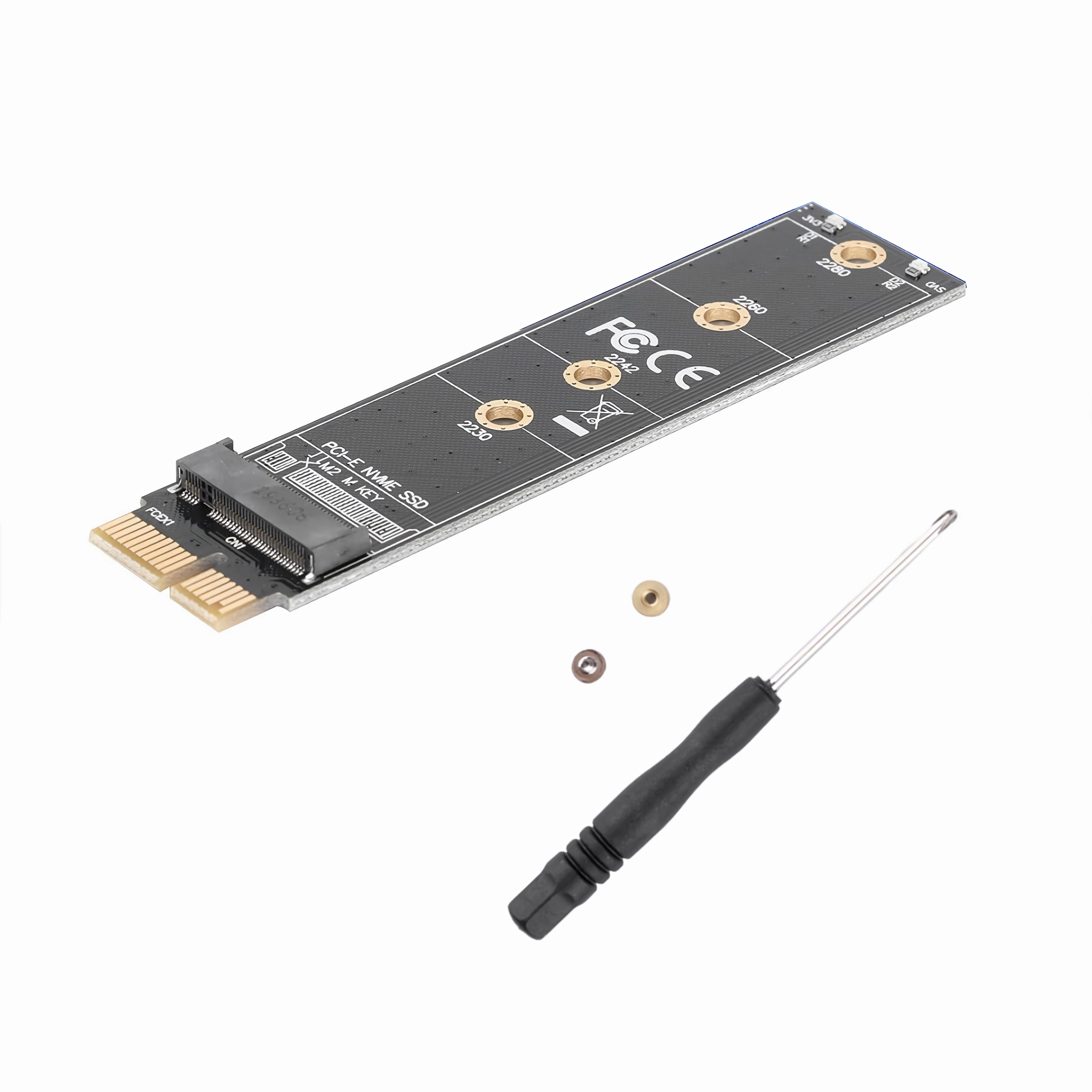 Schwarzer und goldener PCIe-zu-M.2-NVMe-SSD-Adapter mit Schraubendreher.