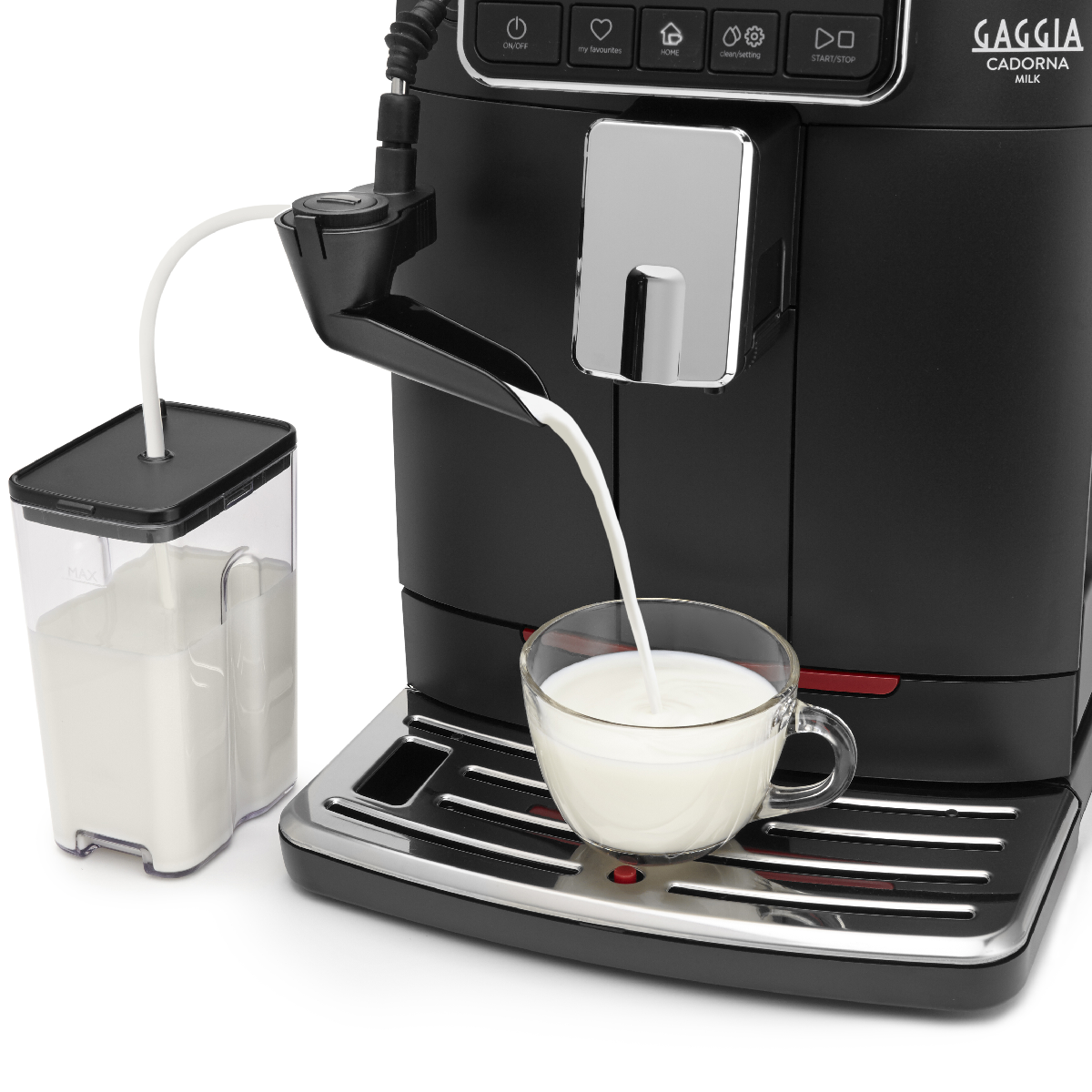 Eine Kaffeemaschine, die Milch in eine klare Glastasse ausgibt. Ein Milchbehälter links.