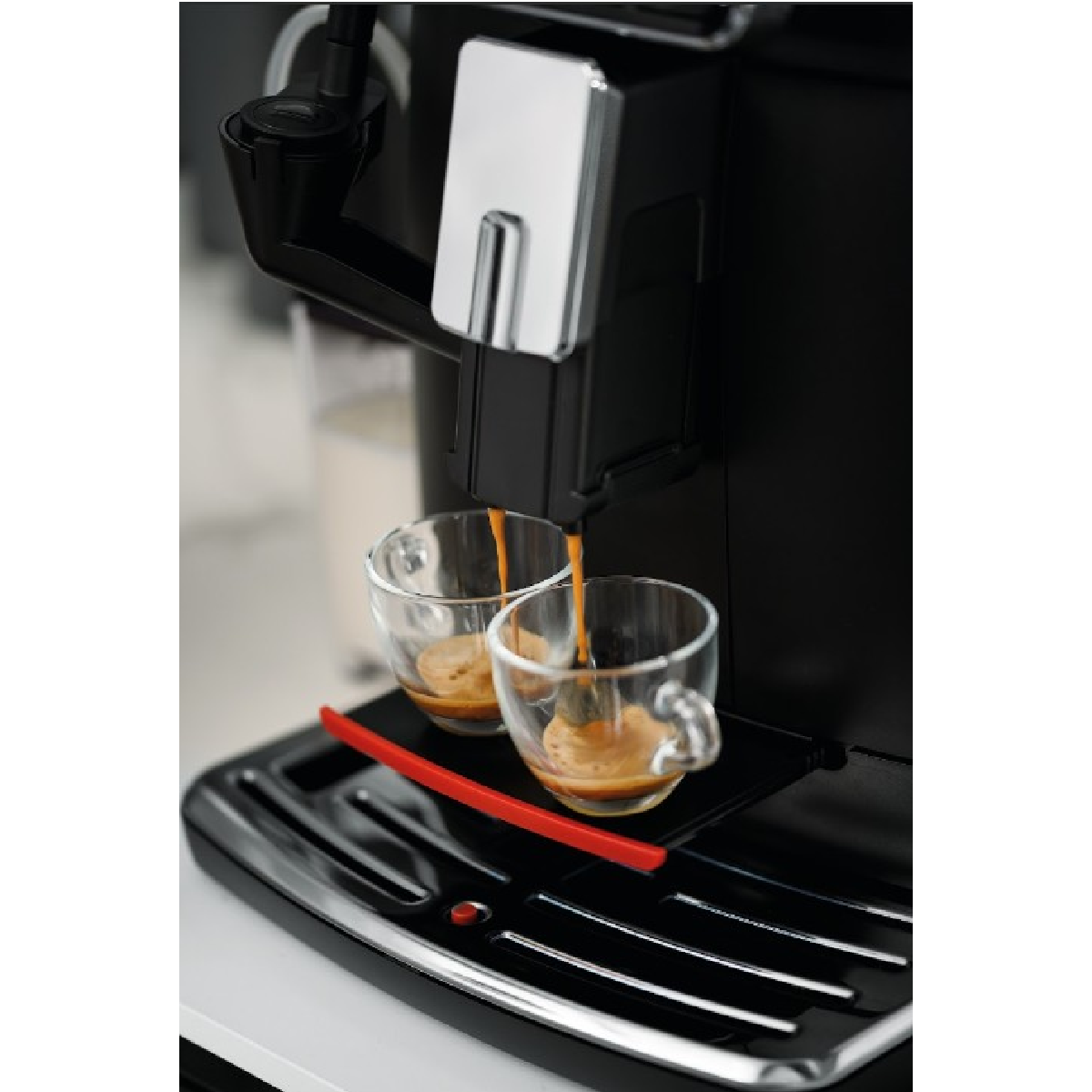 Kaffeemaschine mit zwei transparenten Gläsern, die mit Kaffee gefüllt werden.