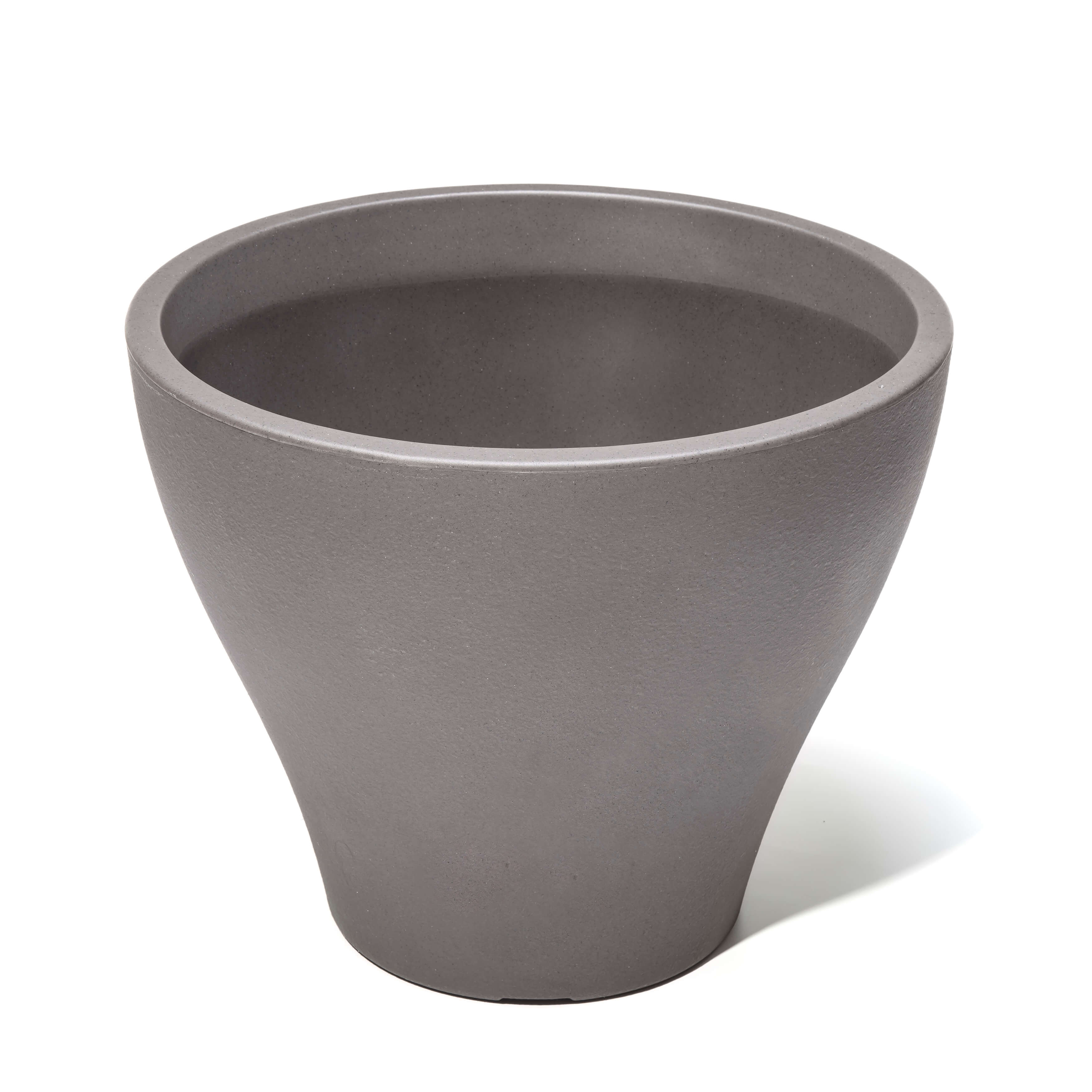 Grauer, konischer Blumentopf, schlichtes Design, auf weißem Grund.