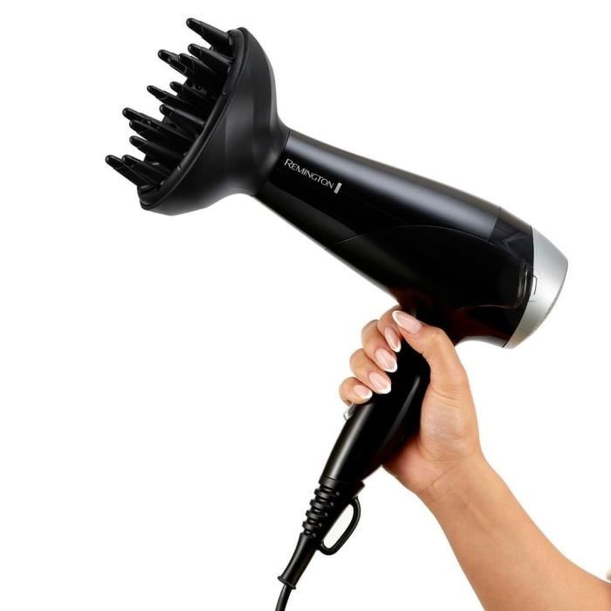 Een vrouw houdt een zwarte haardroger vast met een diffuser-opzetstuk. Witte achtergrond.