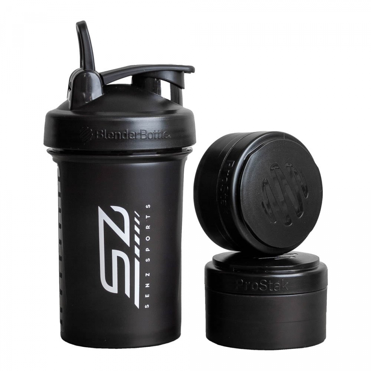 Een zwarte shakerfles met twee zwarte containers. De merknaam is 'Blender Bottle'.