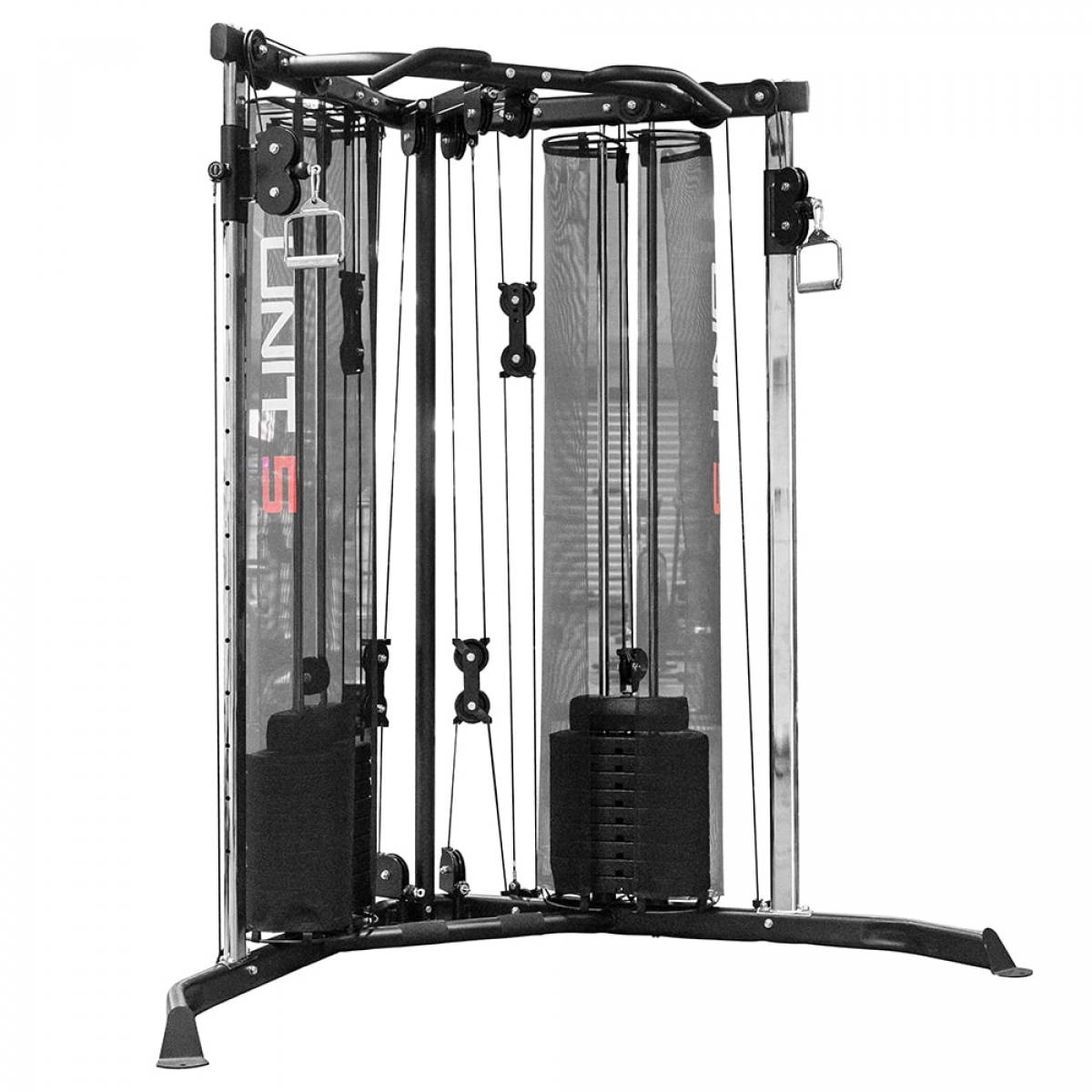 Een kabelmachine voor fitness. Het heeft zwarte gewichten en kabels, met een zwart en zilverkleurig frame.