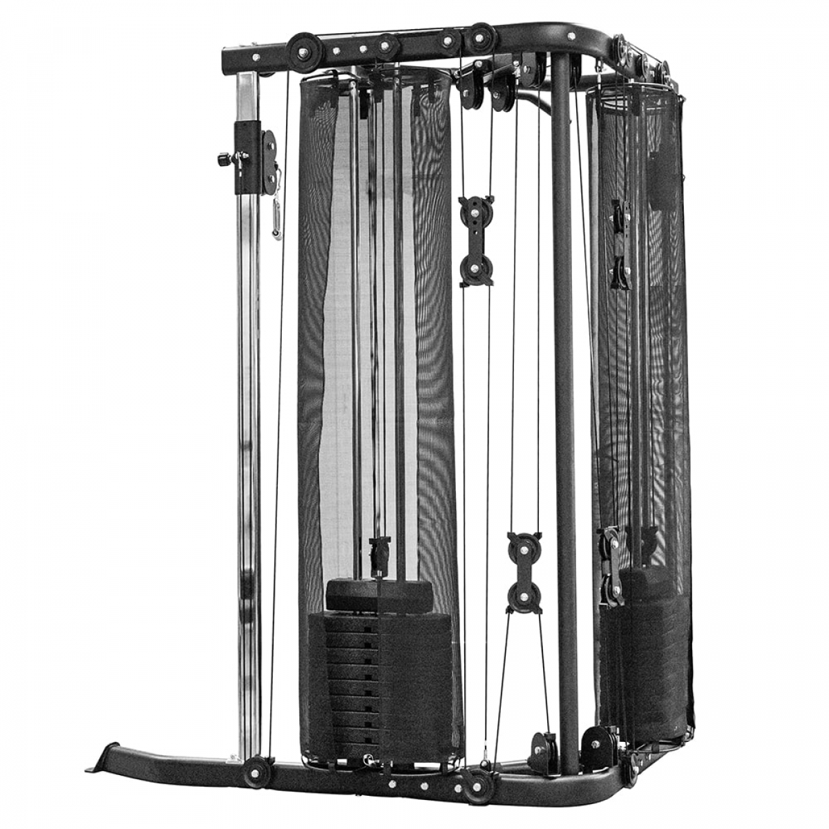 Een zwarte fitnessmachine met gewichten en een gaasscherm, geïsoleerd.