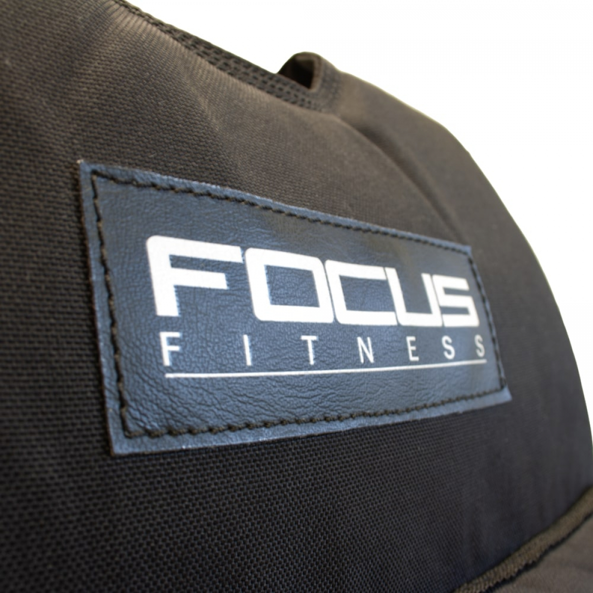 Un sac noir avec les mots 'FOCUS FITNESS' dessus. Le logo est sur un patch en cuir noir.