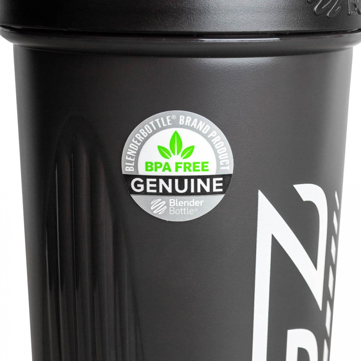 Close-up van een zwarte blenderfles met een wit etiket dat BPA-vrij en een echt product aangeeft.