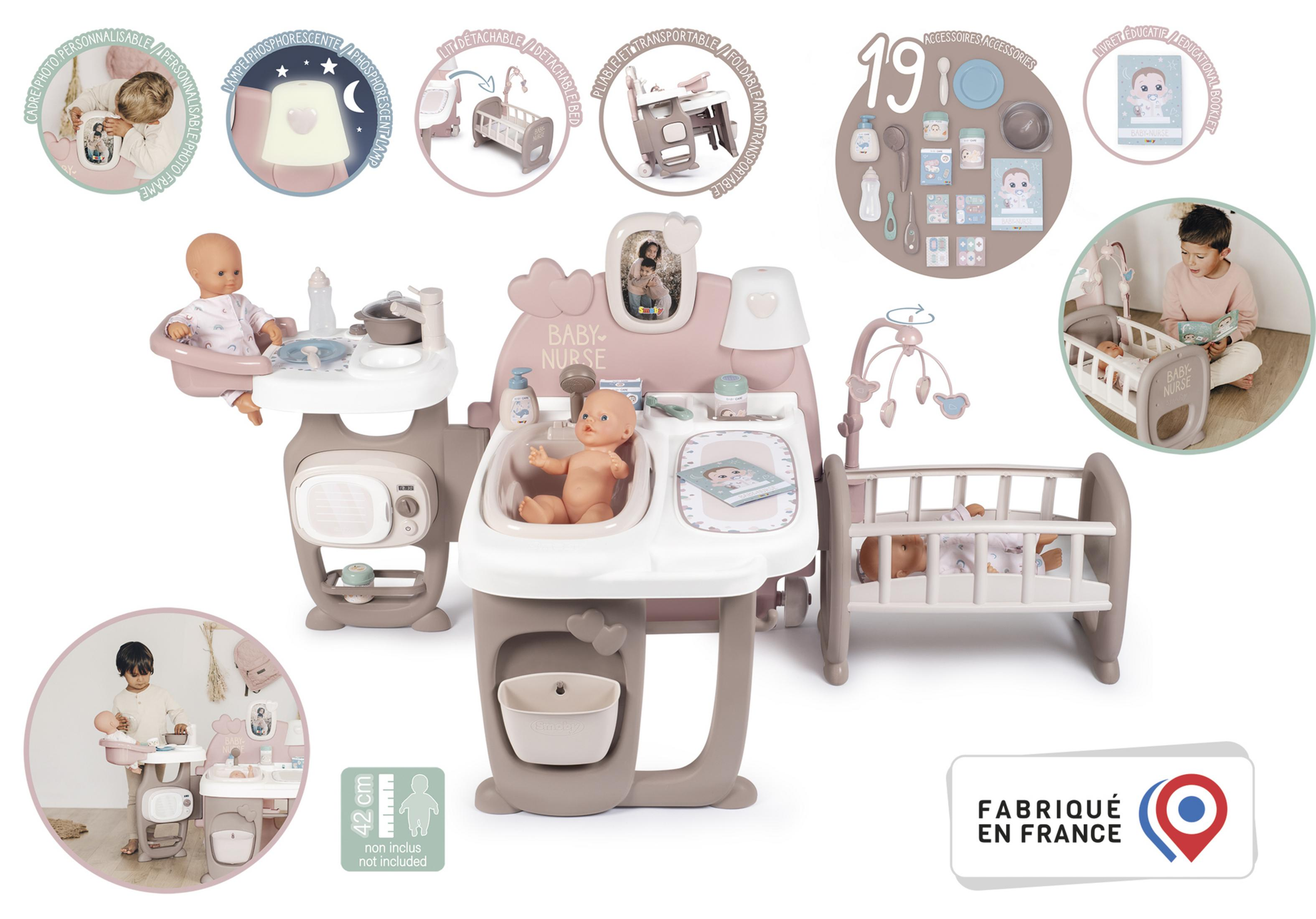 Eine Babypflegestation mit verschiedenen Accessoires. Es gibt Puppen und ein Kind, das die Station benutzt.