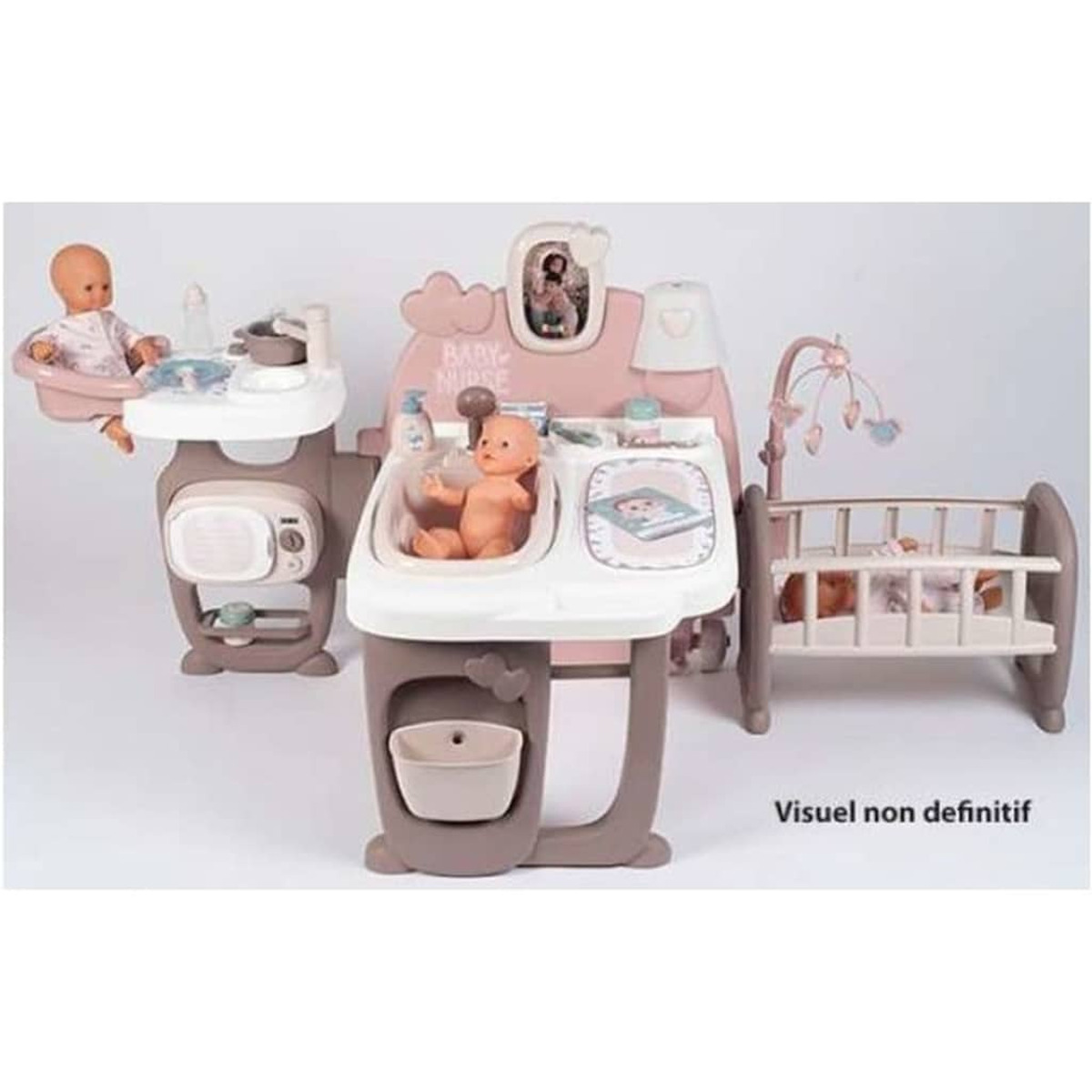 Eine Babypflegestation mit einer Puppe in einem Waschbecken und einer Krippe. Verschiedenes Zubehör sichtbar.