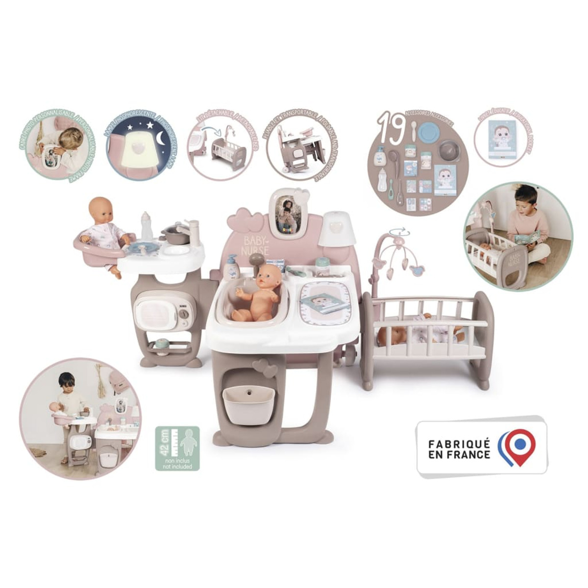Baby Nurse Spielset. Enthält eine Babypuppe, ein Kinderbett und Zubehör. Weißer Hintergrund.