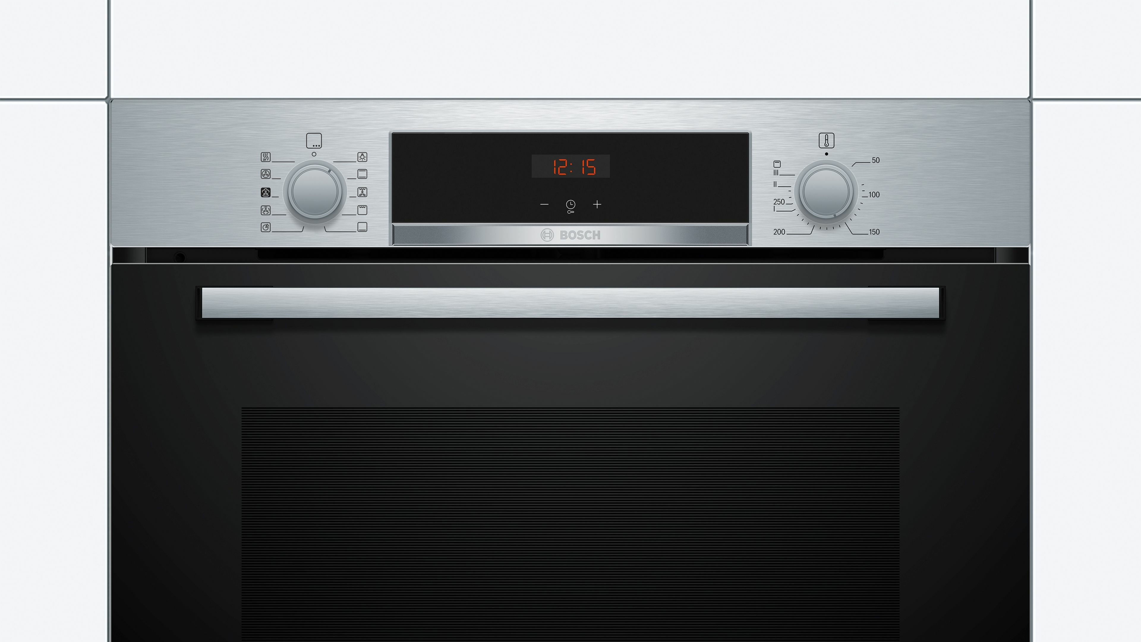 Un moderno forno Bosch con frontale in acciaio inox, display digitale e manopole.