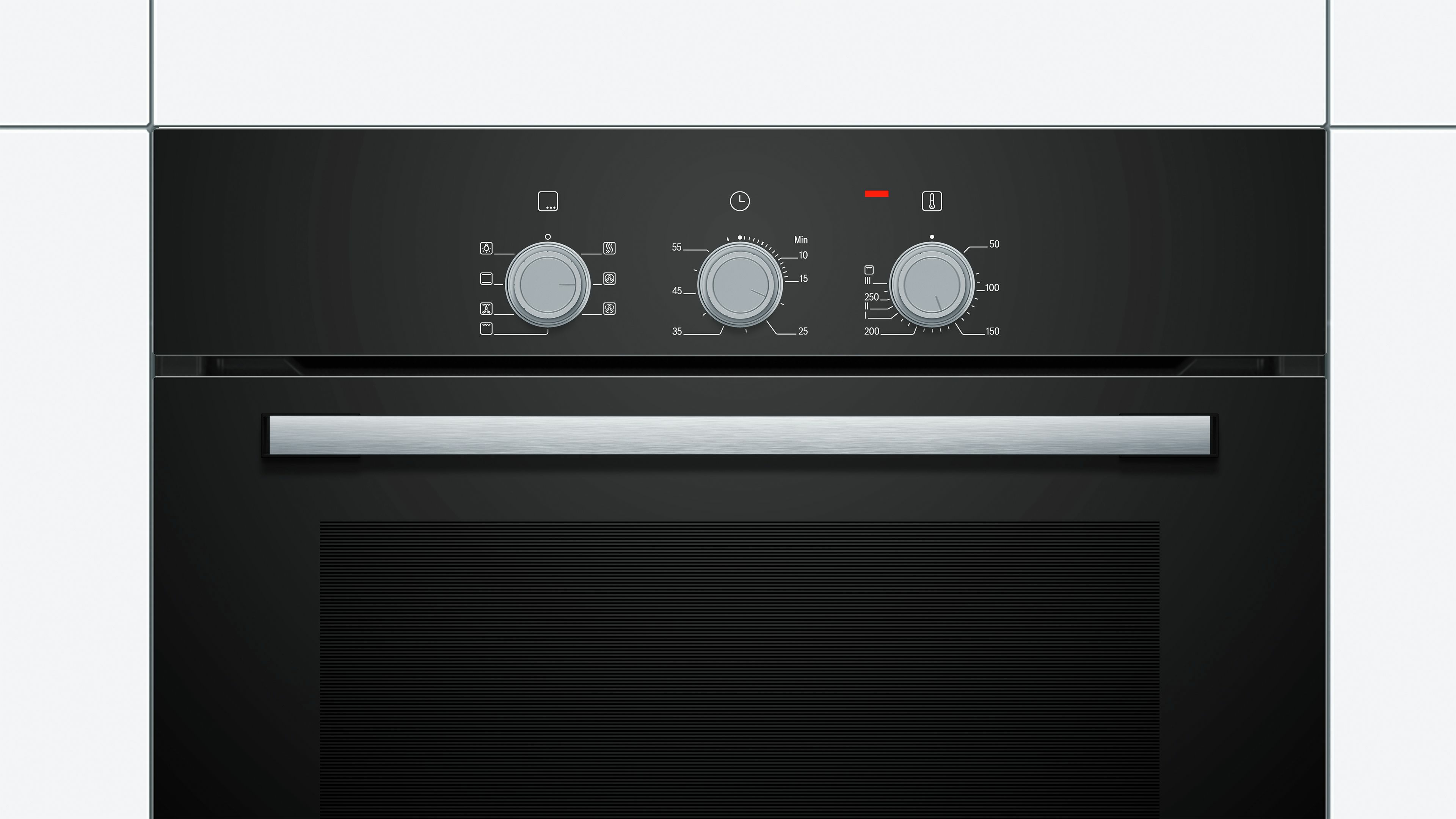 Vista frontale di un forno nero con comandi. Sono visibili la maniglia e i pulsanti argentati.
