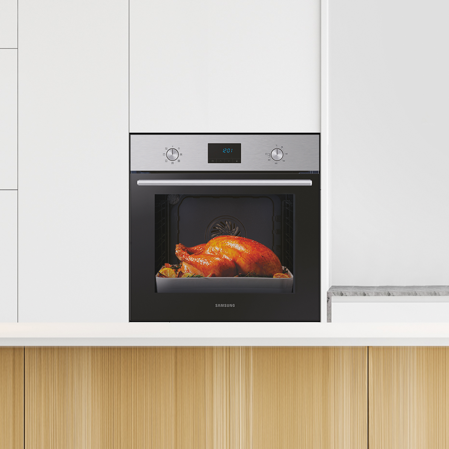 Un forno con tacchino arrosto all'interno, in una cucina bianca.