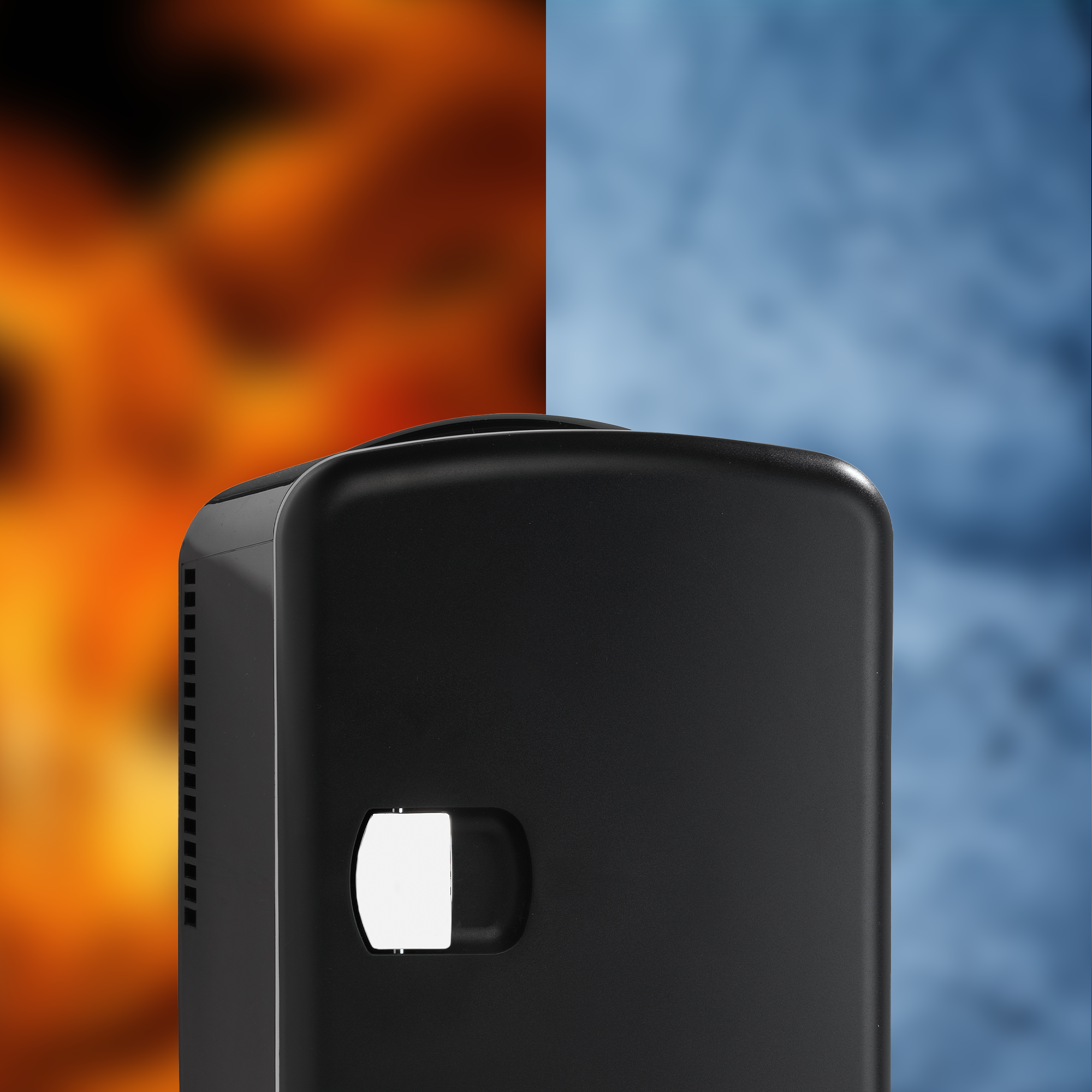 Mini frigo nero. Sfondo diviso, un lato arancione, l'altro blu.