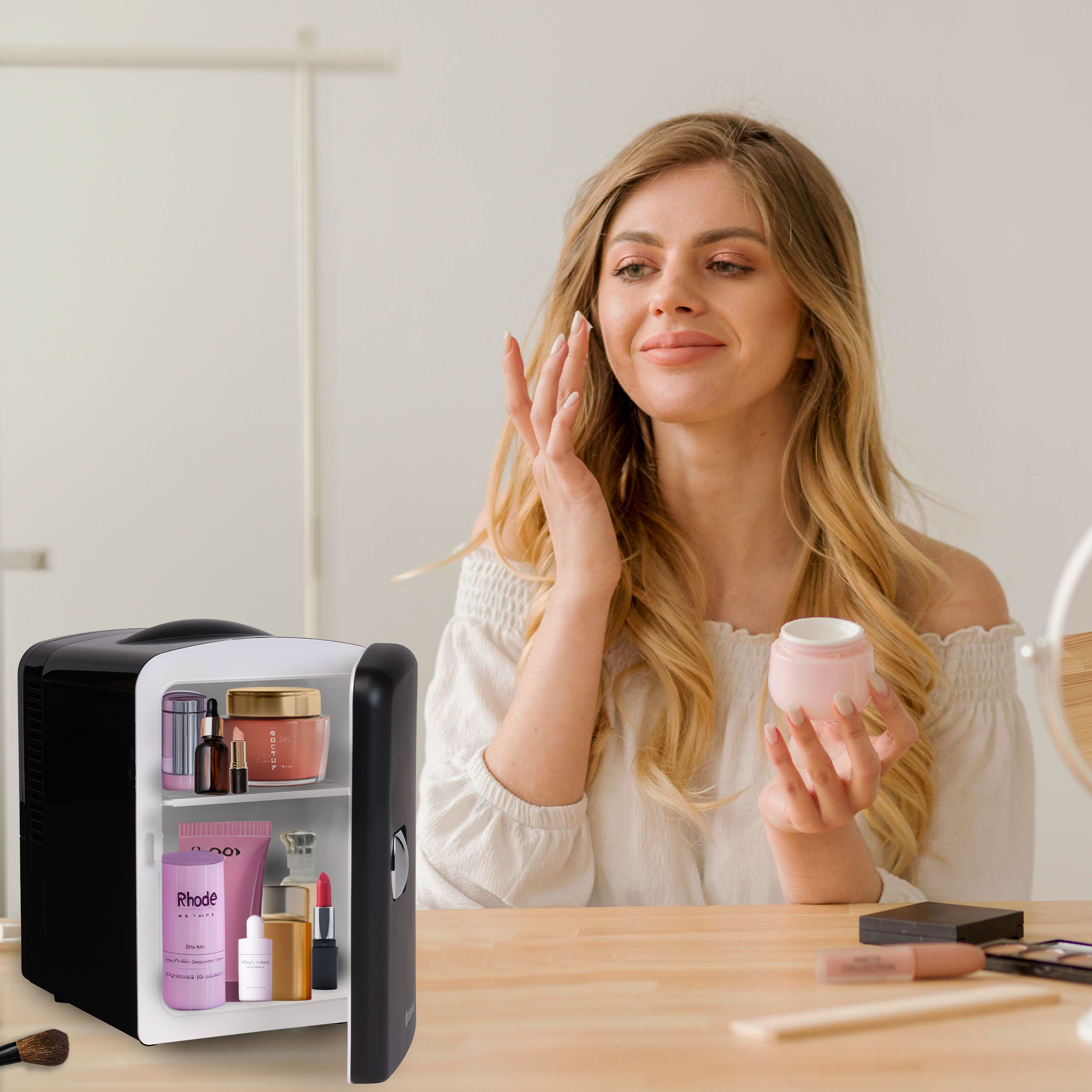 Una donna applica crema da un barattolo rosa vicino a un mini frigo e a uno specchio.