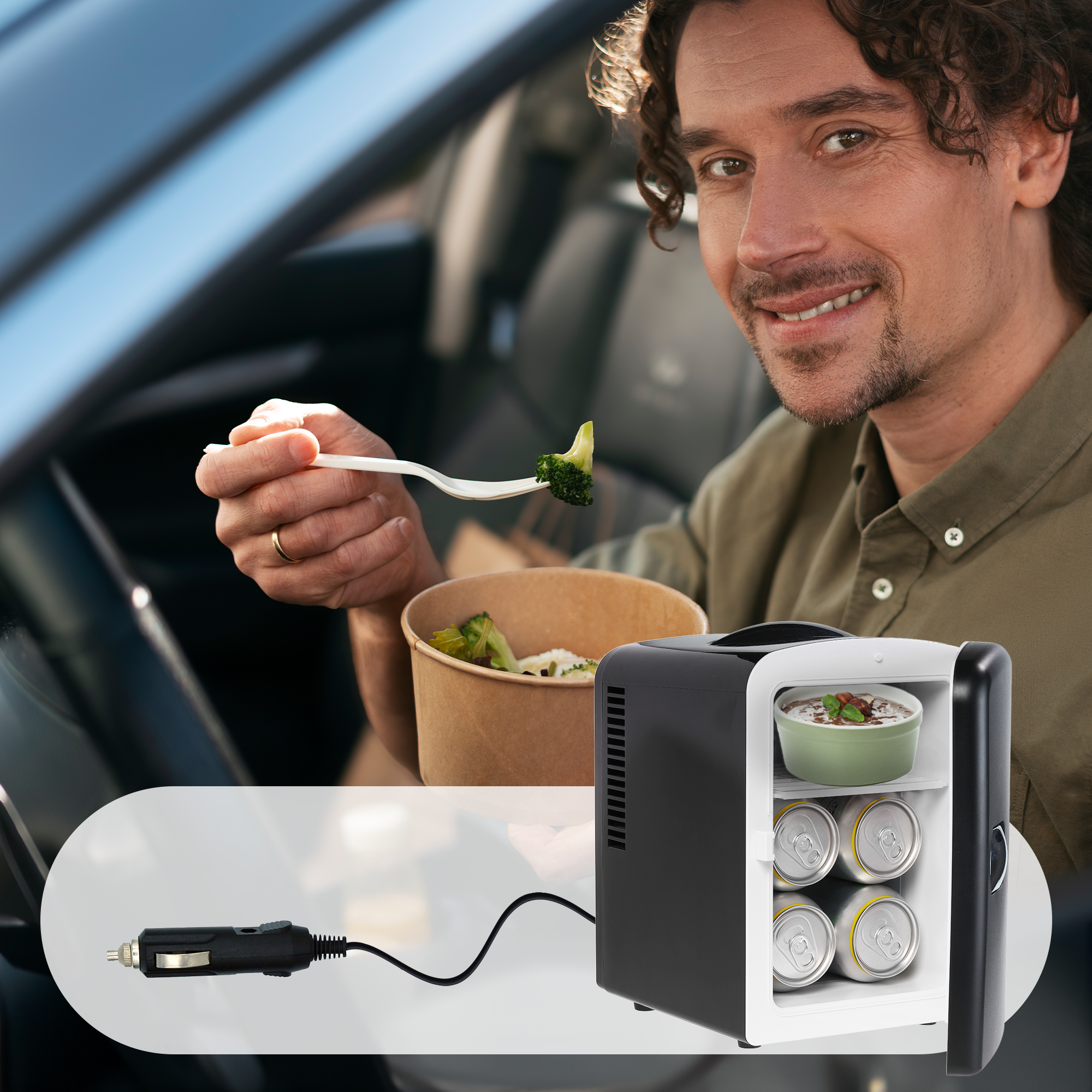 Uomo che mangia, cibo nel contenitore, mini frigo, interno auto. Broccoli, uomo sorridente, frigo nero.