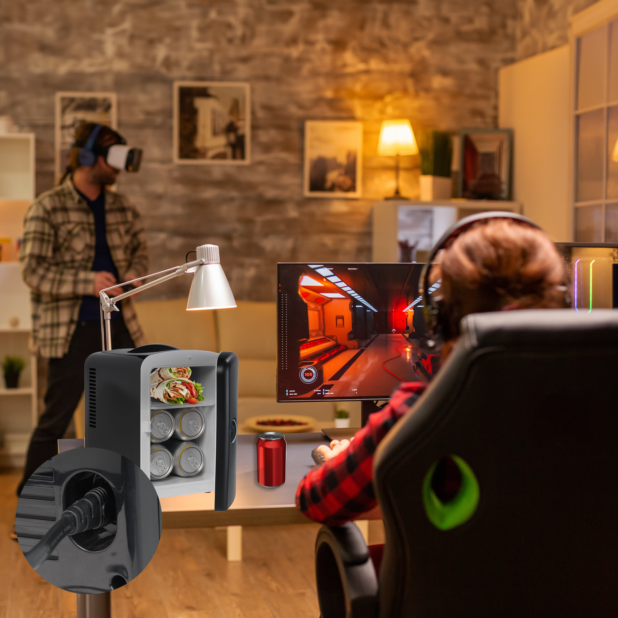 Un mini frigo con bevande, un giocatore che gioca su un monitor e una persona con occhiali VR.