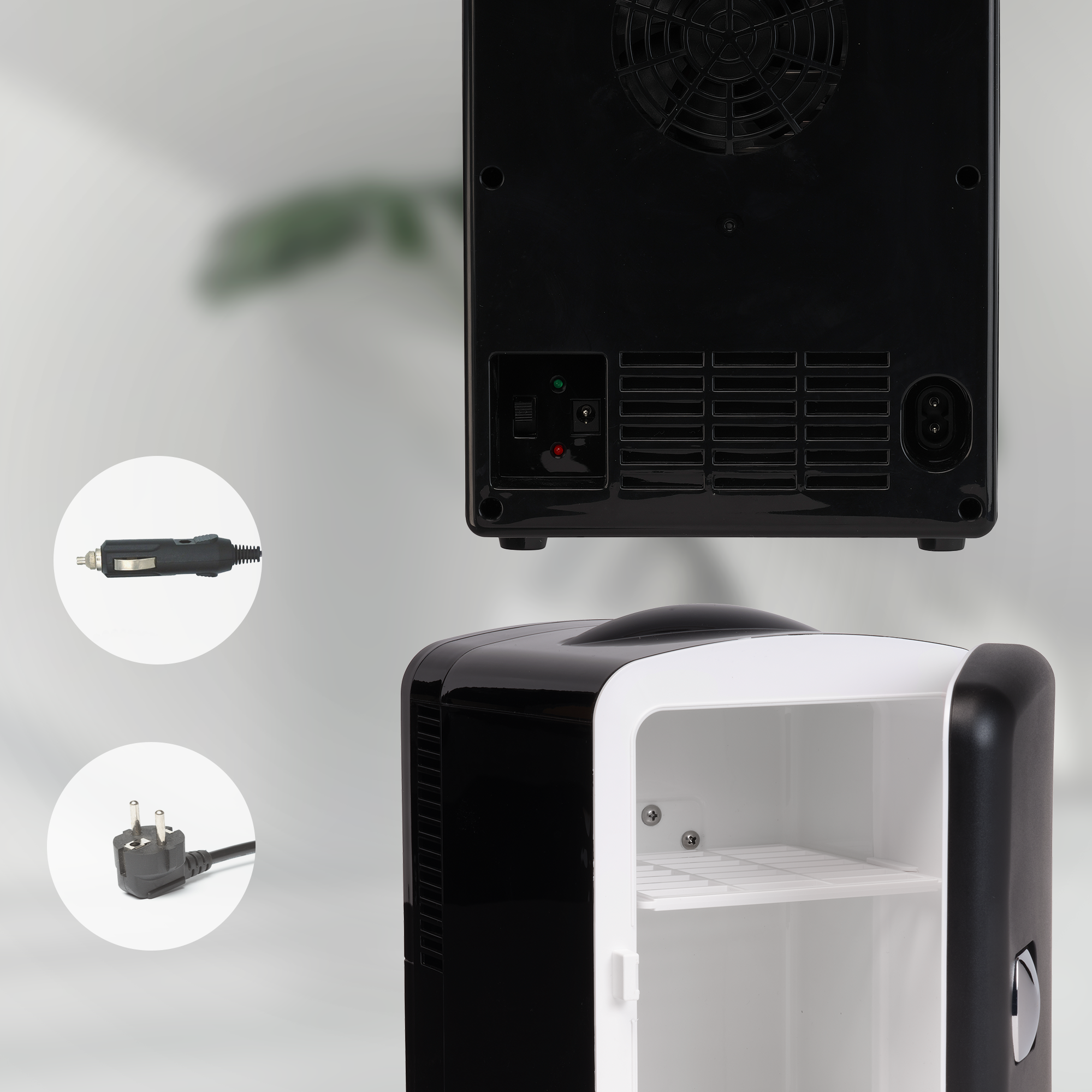 Un mini-frigorifero nero con interno bianco. Sono mostrati anche cavi e spine.