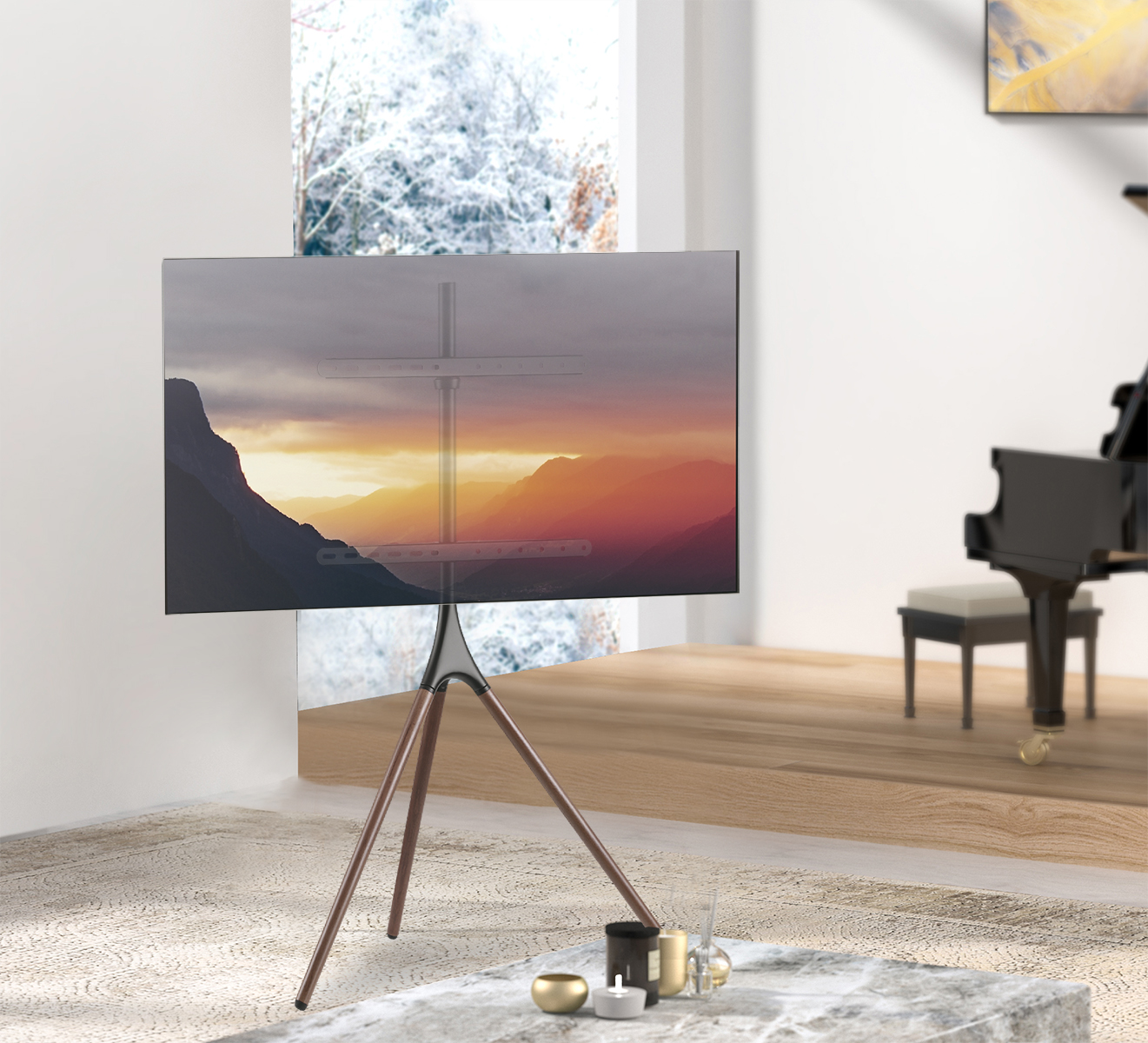 Fernseher auf Stativ in einem Wohnzimmer. Berge sind durch das Fenster zu sehen. Klavier und Kerzen sind sichtbar.