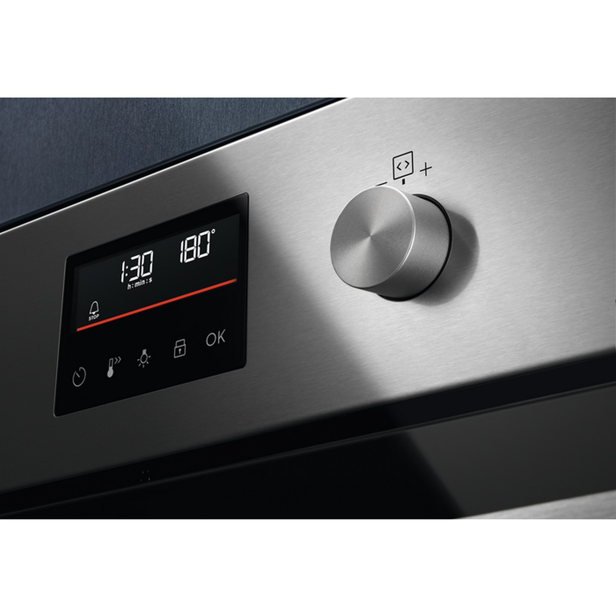 Primo piano di un pannello forno in acciaio inox con display digitale e manopola.