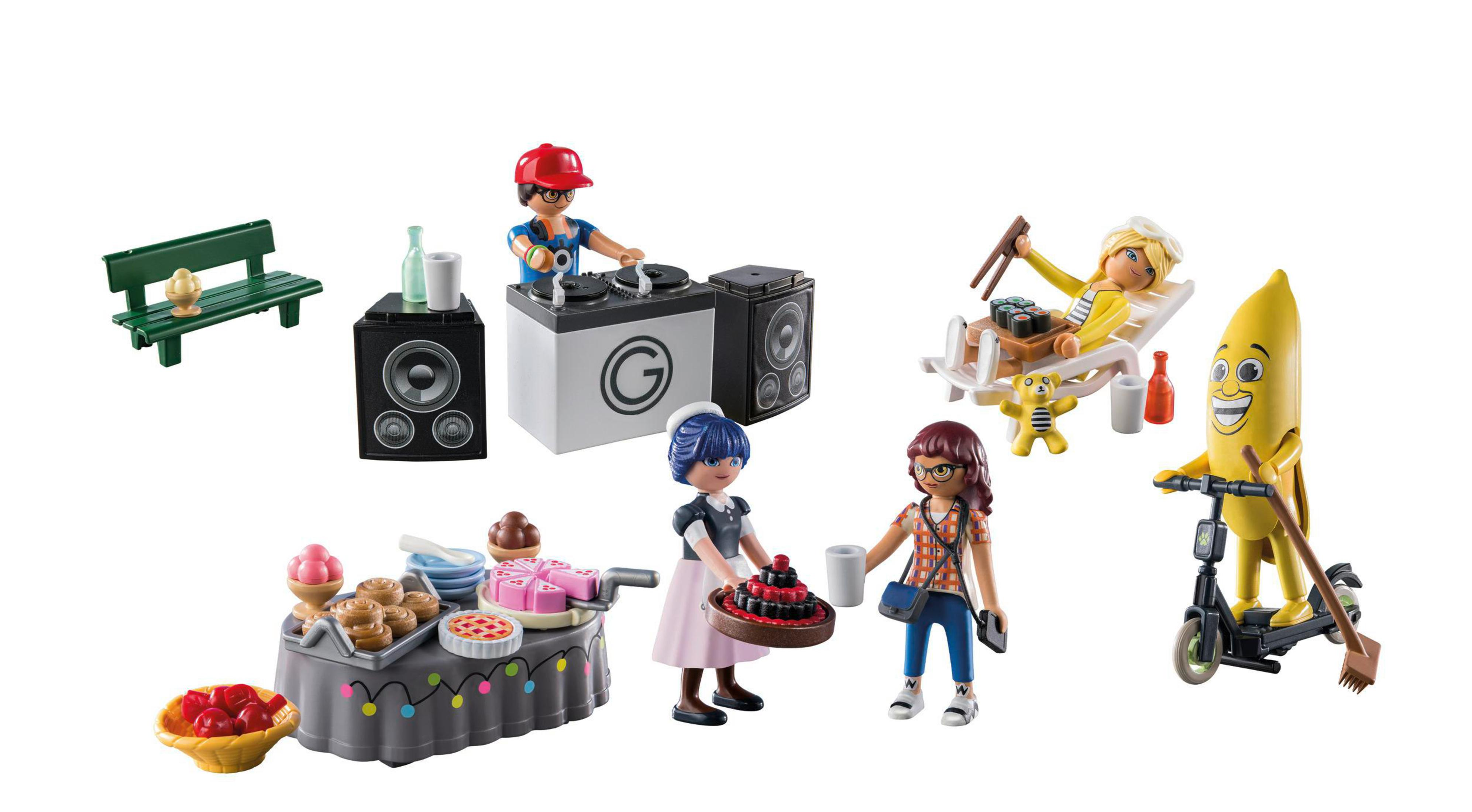 Playmobil-Set mit Figuren: DJ, Kellner, Banane, zwei Mädchen und eine Bank. Weißer Hintergrund.