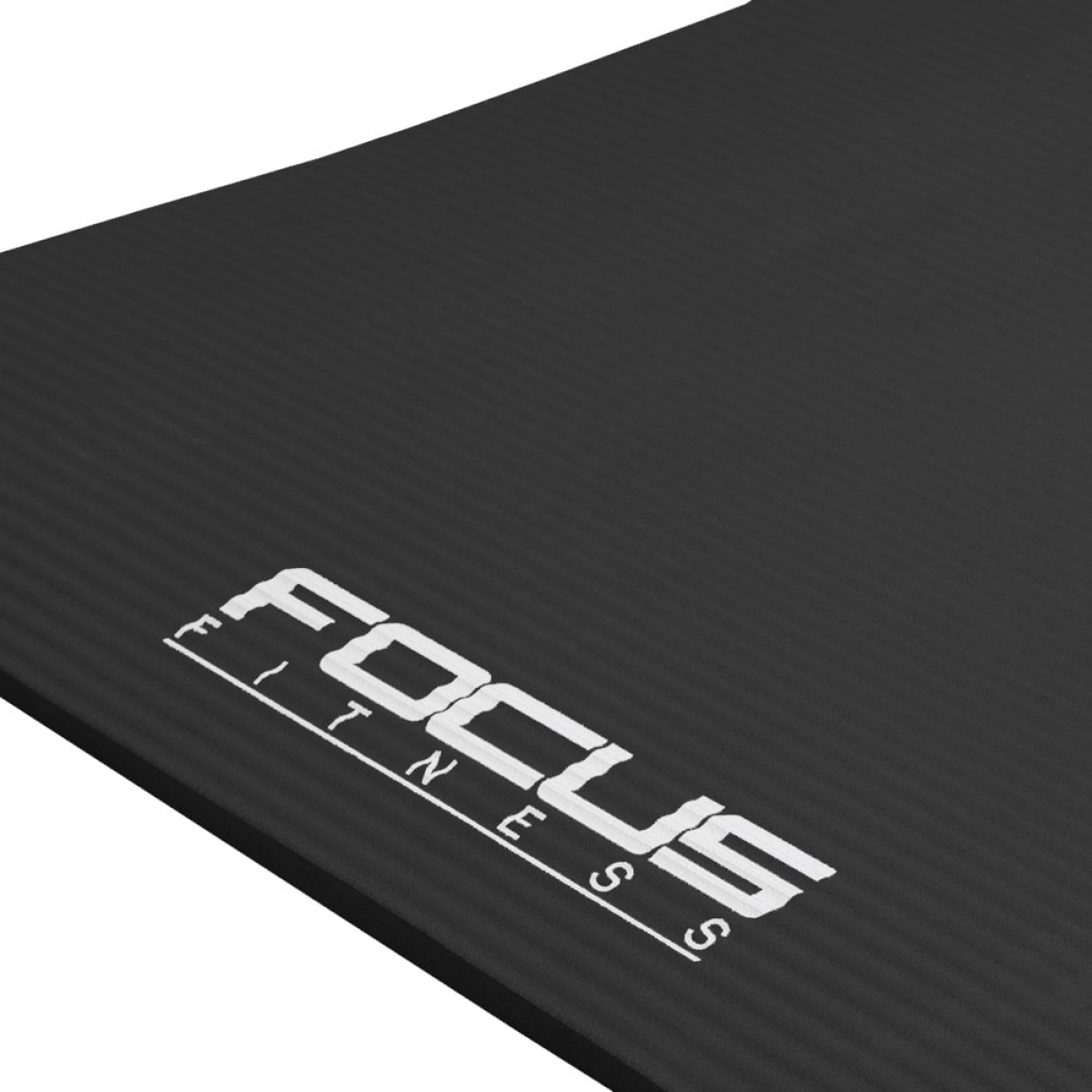 Tapis de yoga noir avec le logo blanc 'FOCUS FITNESS', sur une surface grise.