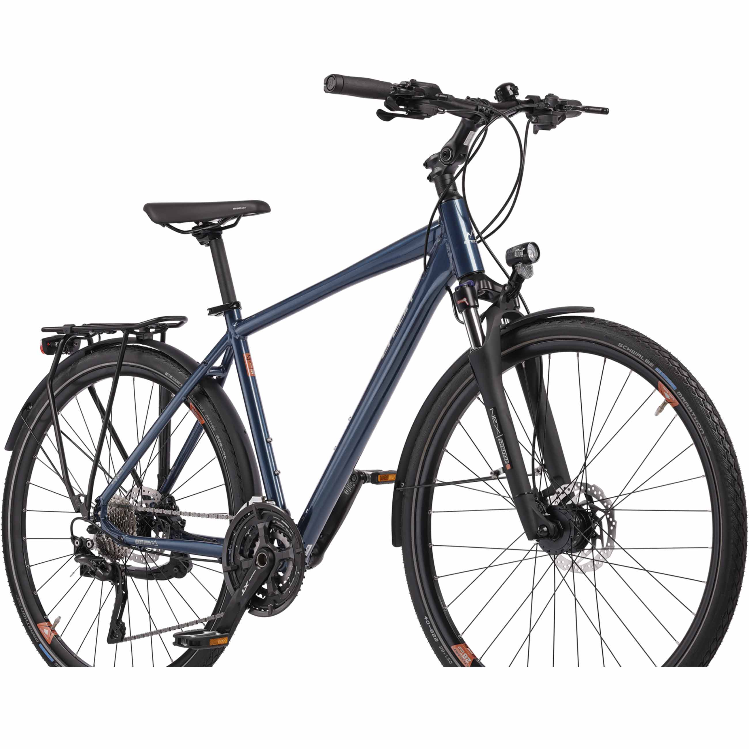 Ein dunkelblaues Hybridfahrrad mit schwarzen Reifen, Frontlicht und Gepäckträger vor weißem Hintergrund.