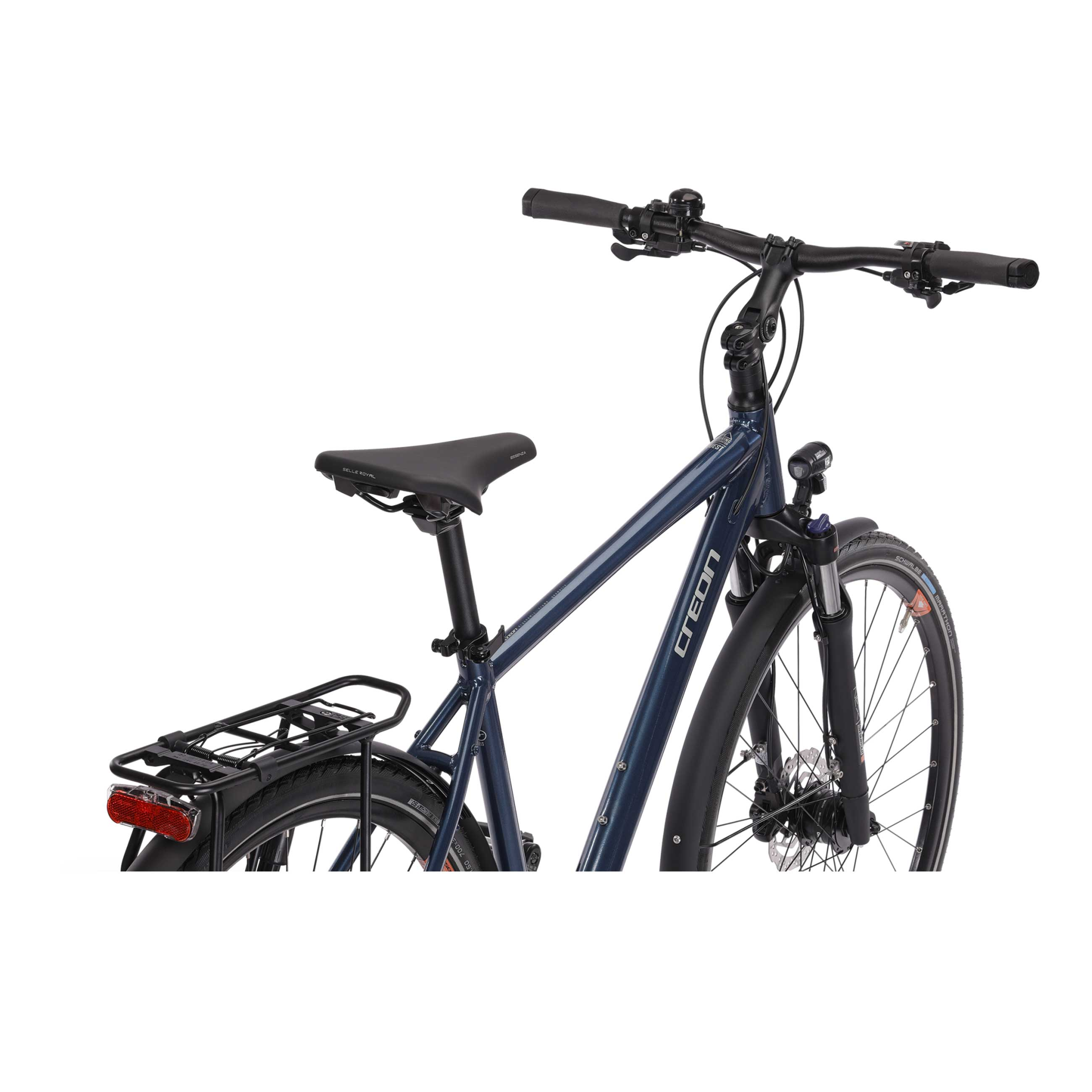 Blaues Fahrrad mit schwarzem Lenker und Sitz, Gepäckträger hinten, vor weißem Hintergrund.
