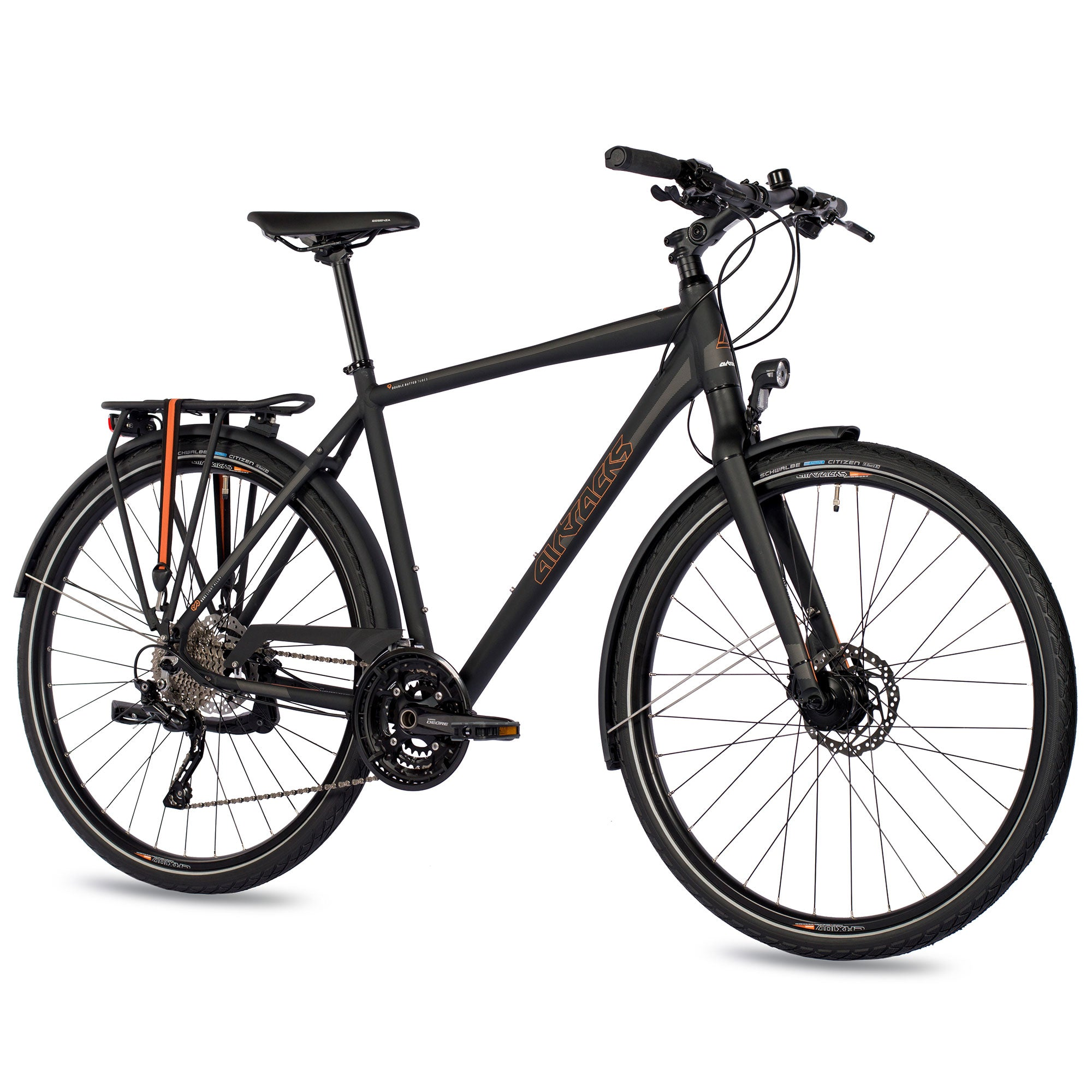 Schwarzes Hybridfahrrad mit orangefarbenen Akzenten. Es hat einen Gepäckträger, Schutzbleche und Scheibenbremsen.