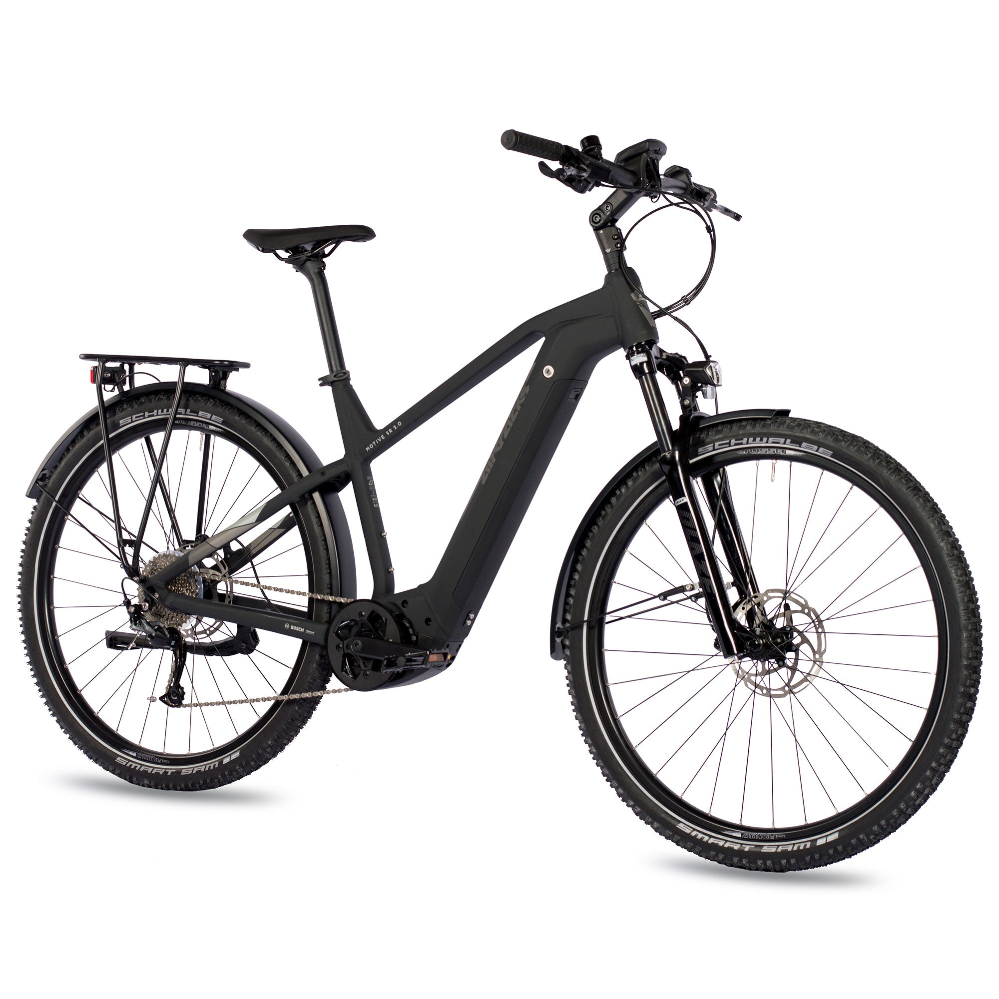 Schwarzes Elektrofahrrad, schwarze Reifen, silberne Komponenten, auf weißem Hintergrund.