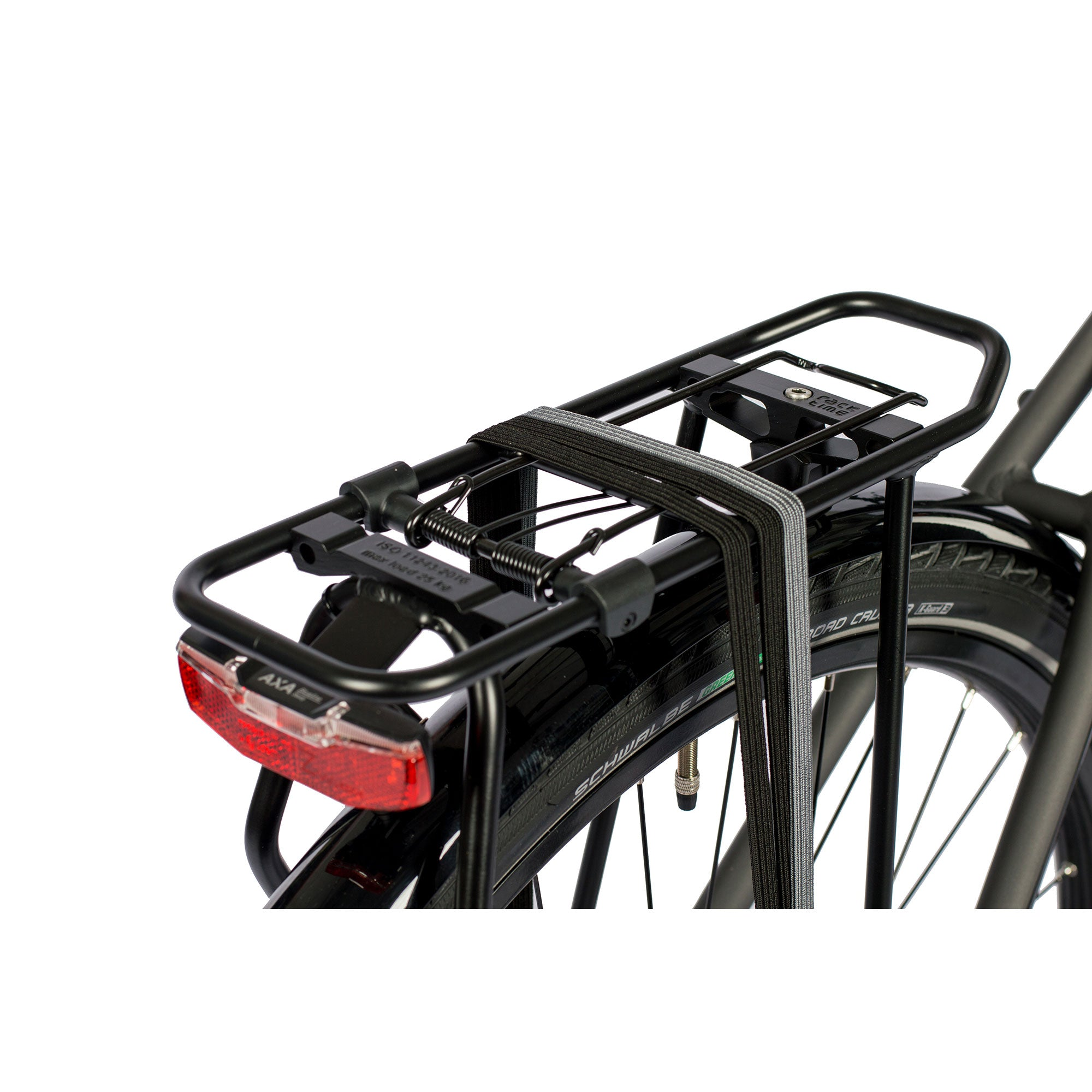 Ein schwarzer Fahrradgepäckträger mit rotem Licht, an einem Fahrrad montiert. Weißer Hintergrund.