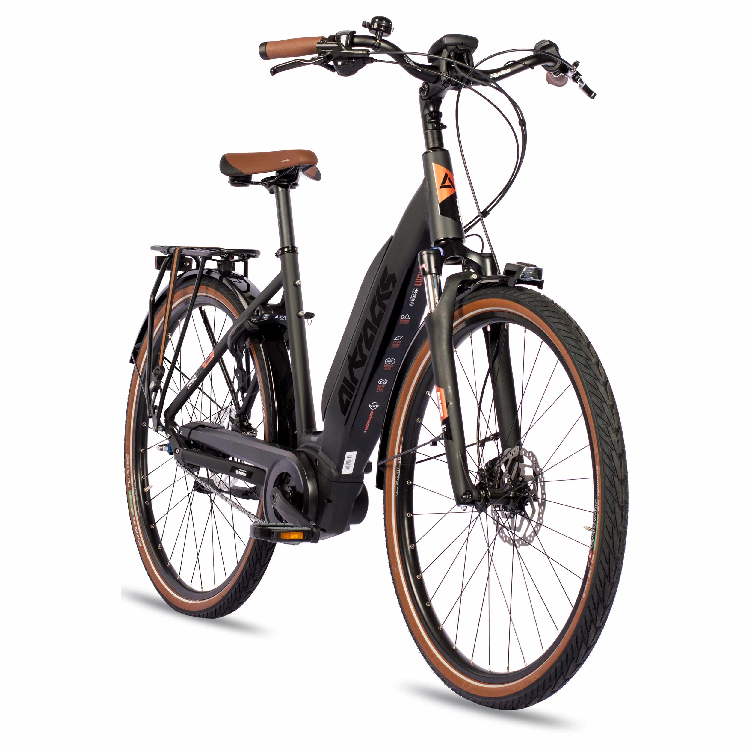 Schwarzes Elektrofahrrad mit braunen Akzenten. Es hat einen Gepäckträger, Schutzbleche und Scheibenbremsen.