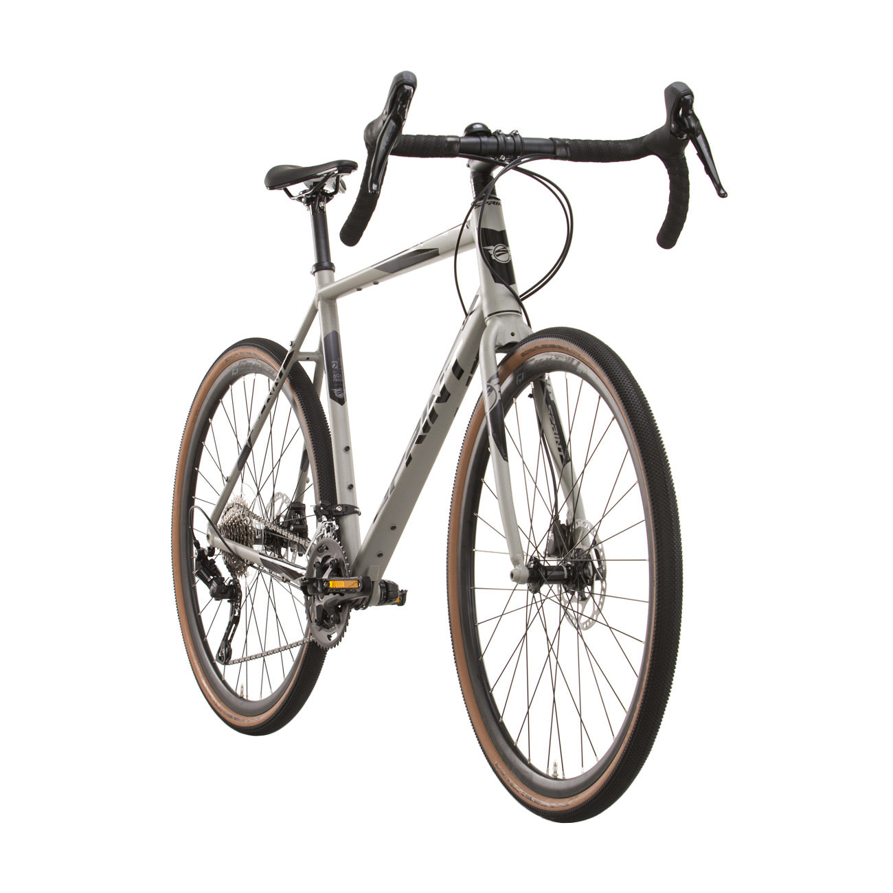 Ein graues Gravel-Bike vor weißem Hintergrund. Das Fahrrad ist zum Betrachter hin abgewinkelt.