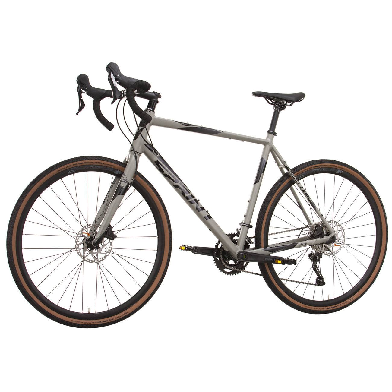 Ein graues Gravel-Bike mit braunen Reifen, schwarzem Lenker und schwarzem Sattel. Weißer Hintergrund.
