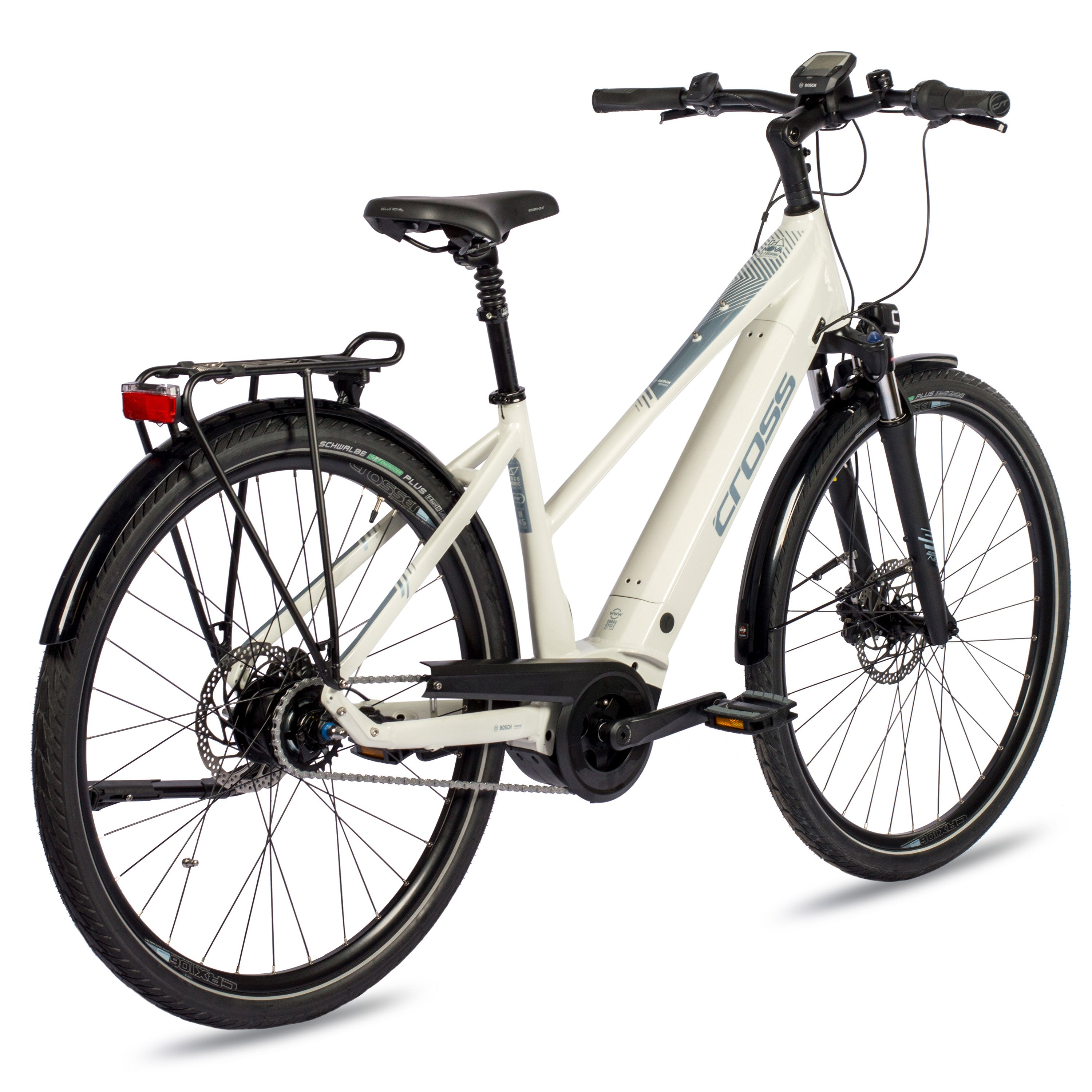 Ein weißes und graues Elektrofahrrad. Es hat schwarze Reifen, einen Gepäckträger und befindet sich auf weißem Hintergrund.