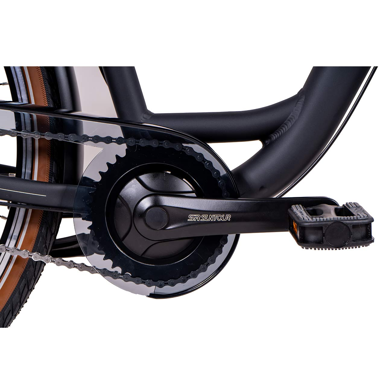 Nahaufnahme von Fahrradkette und Pedalen, mit schwarzem Kettenschutz und braunen Reifen.