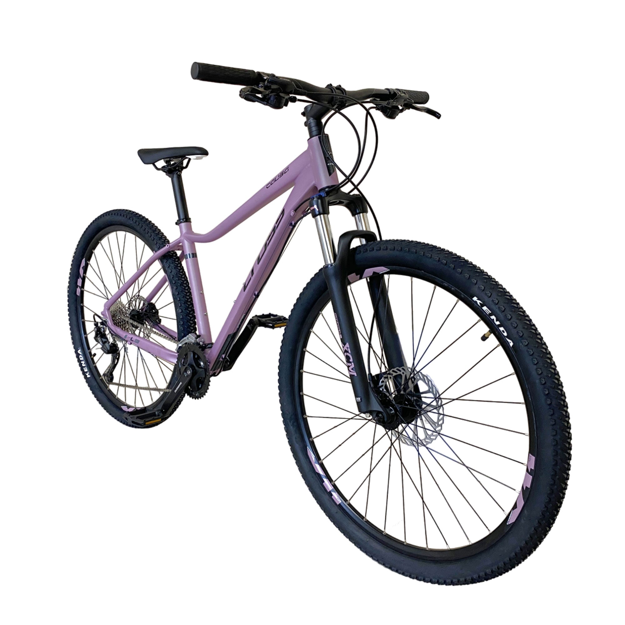 Ein lila Mountainbike, angewinkelte Ansicht. Schwarze Reifen und Komponenten, weißer Hintergrund.