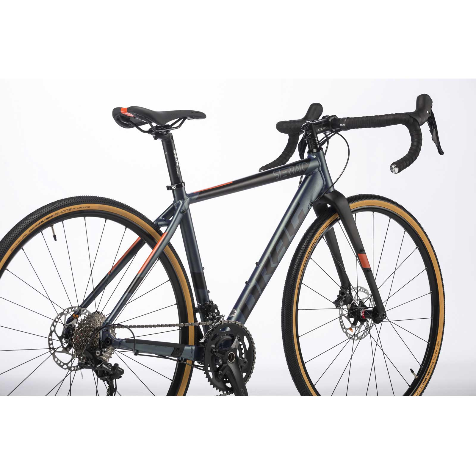 Ein grau-oranges Rennrad mit schwarzen Reifen auf weißem Hintergrund.